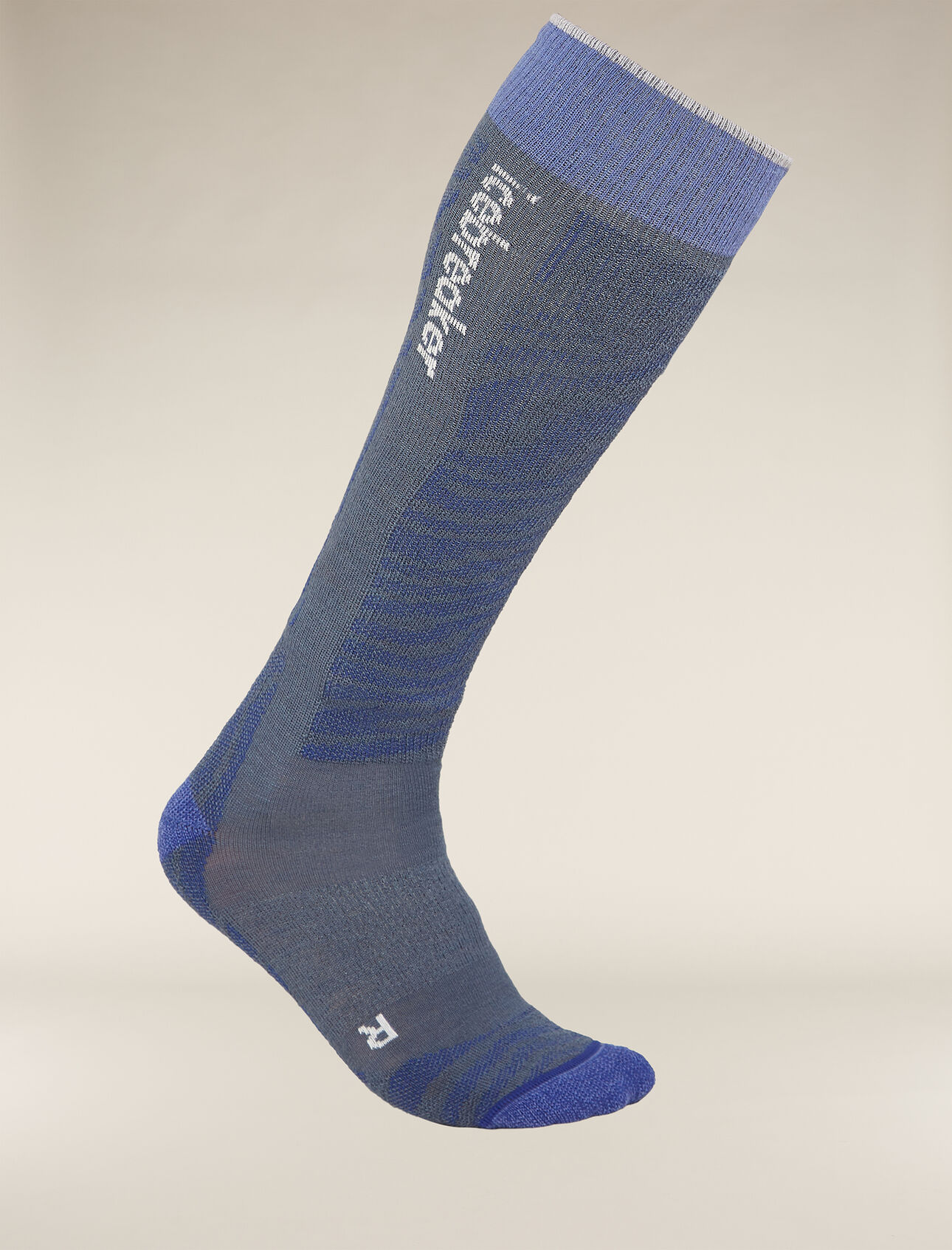 Heren Ski+ lichte kuitsokken Mountain Contour van merinowol De Merino Ski+ Light Mountain Contour sokken zijn licht gevoerde skisokken van merinowolmix. De sokken bieden steun tot over de kuit en zijn gemaakt van een stevige, ademende merinowolmix. Het doorlopende motief is geïnspireerd door de complexe patronen van de hoogtelijnen van bergen.