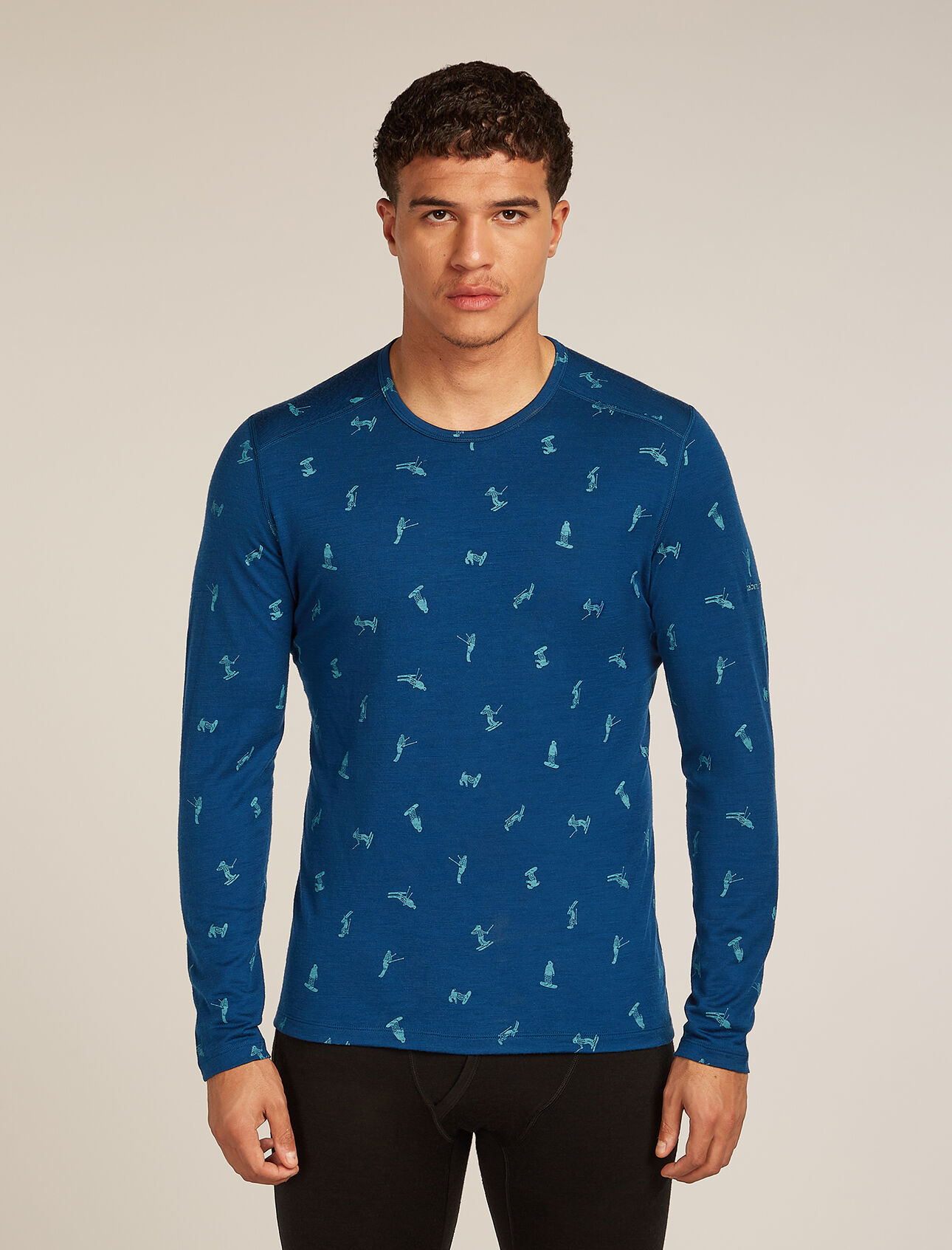 Merino 200 Oasis Thermo-Langarmshirt mit Rundhalsausschnitt Snow Day Herren Das 200 Oasis Long Sleeve Crewe Snow Day AOP, der Maßstab, an dem alle anderen gemessen werden, ist der meistverkaufte Baselayer von icebreaker – ein vielseitiges aktives Oberteil für ganzjähriges Layering und alltäglichen Komfort. Der Allover-Print zeigt Skifahrer und Snowboarder bei der Pistenabfahrt. 