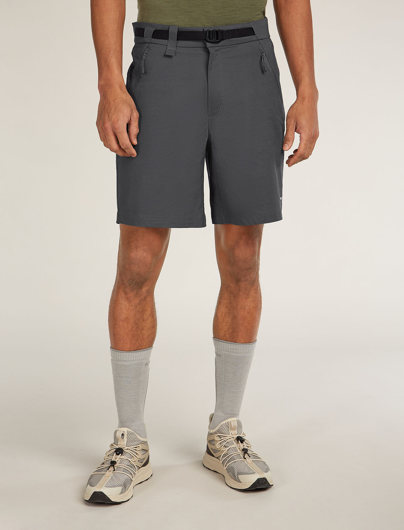 Pantaloncini in misto lana merino Elevation Stretch 9 Uomo I Pantaloncini in misto di lana merino Elevation Stretch, elasticizzati e resistenti, sono pensati per le avventure in montagna: presentano il nostro tessuto in tela Peakflex che combina fibre di lana merino con cotone biologico e un tocco di elasticità.