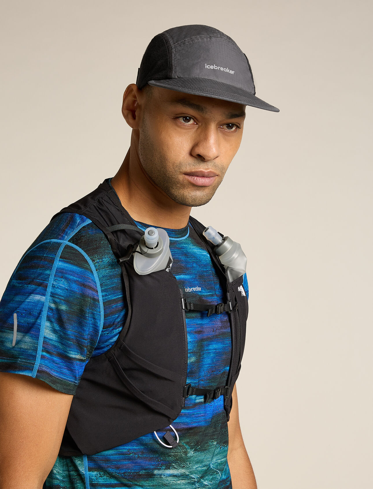 Cappello antivento a 5 pannelli in cotone Shell+™ Unisex Il nostro cappello da corsa per eccellenza, che combina il tessuto Shell+™ Cotton resistente alle intemperie e pannelli in mesh Cool-Lite™ per una maggiore traspirabilità, il Cappello a 5 pannelli antivento Shell+™ Cotton con dettagli riflettenti è pensato per avventure sui sentieri a ritmi sostenuti.