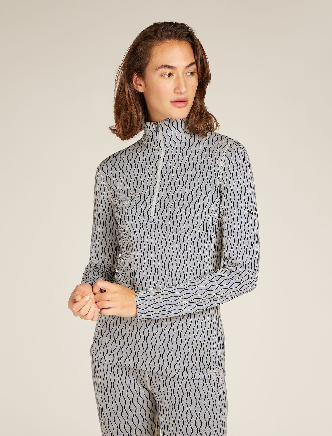 Womens Merino 260 Vertex Long Sleeve Half Zip Thermal Top On-Piste An incredibly warm merino wool base layer with a unique jacquard pattern, the Merino 260 Vertex Long Sleeve Crewe On-Piste is a go-to piece for winter layering—ideal for skiing, snowshoeing and other cold-weather pursuits. The simple line pattern references the delicate curves of ski track arcing down the mountain.