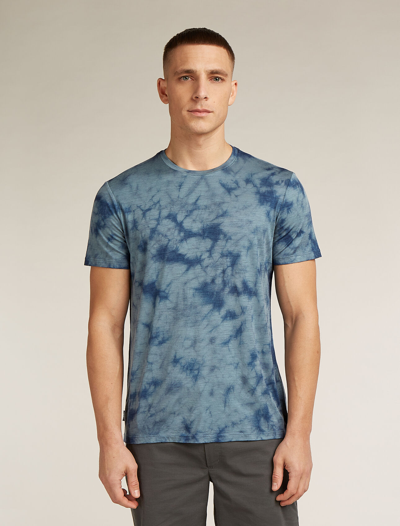 Mens Merino 150 Tech Lite Short Sleeve T-Shirt Cloud Dye Our versatile tech tee that provides comfort, breathability and odour-resistance for any adventure you can think of, the Merino 150 Tech Lite Short Sleeve Tee Cloud Dye features 100% merino fabric for all-natural performance. The all-over pattern draws inspiration from the earthy tonal patterns found in nature.