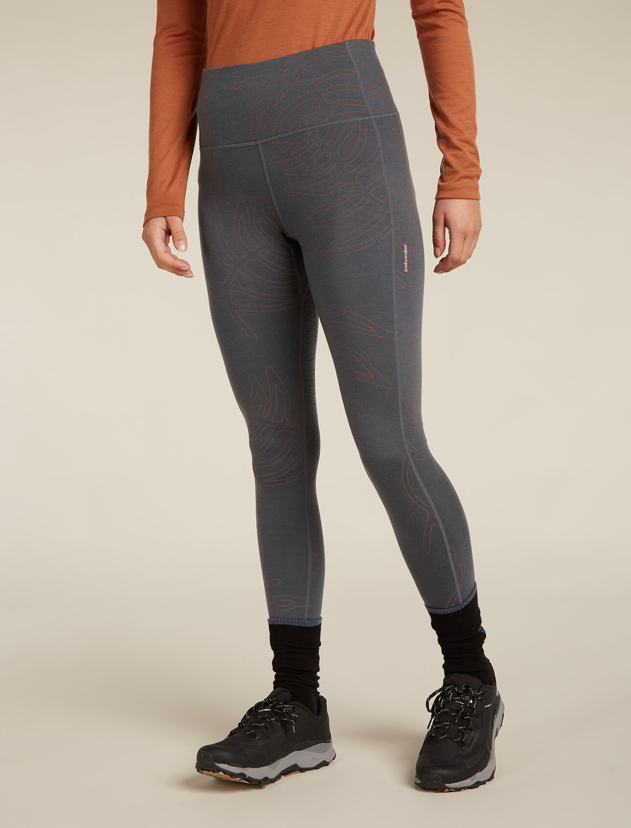 Merino 260 Fastray 25 High Rise Strumpfhose Fresh Ferns Damen Functional, form-fitting bottoms for active performance on or off the trail, the Merino 260 Fastray 25" High Rise Tights Fresh Ferns AOP feature a stretchy merino wool fabric blend with a flattering high waist for added coverage and comfort. The large-scale, hand-drawn print by Kinsey Hotchkiss draws inspiration from the silver fern of New Zealand. 