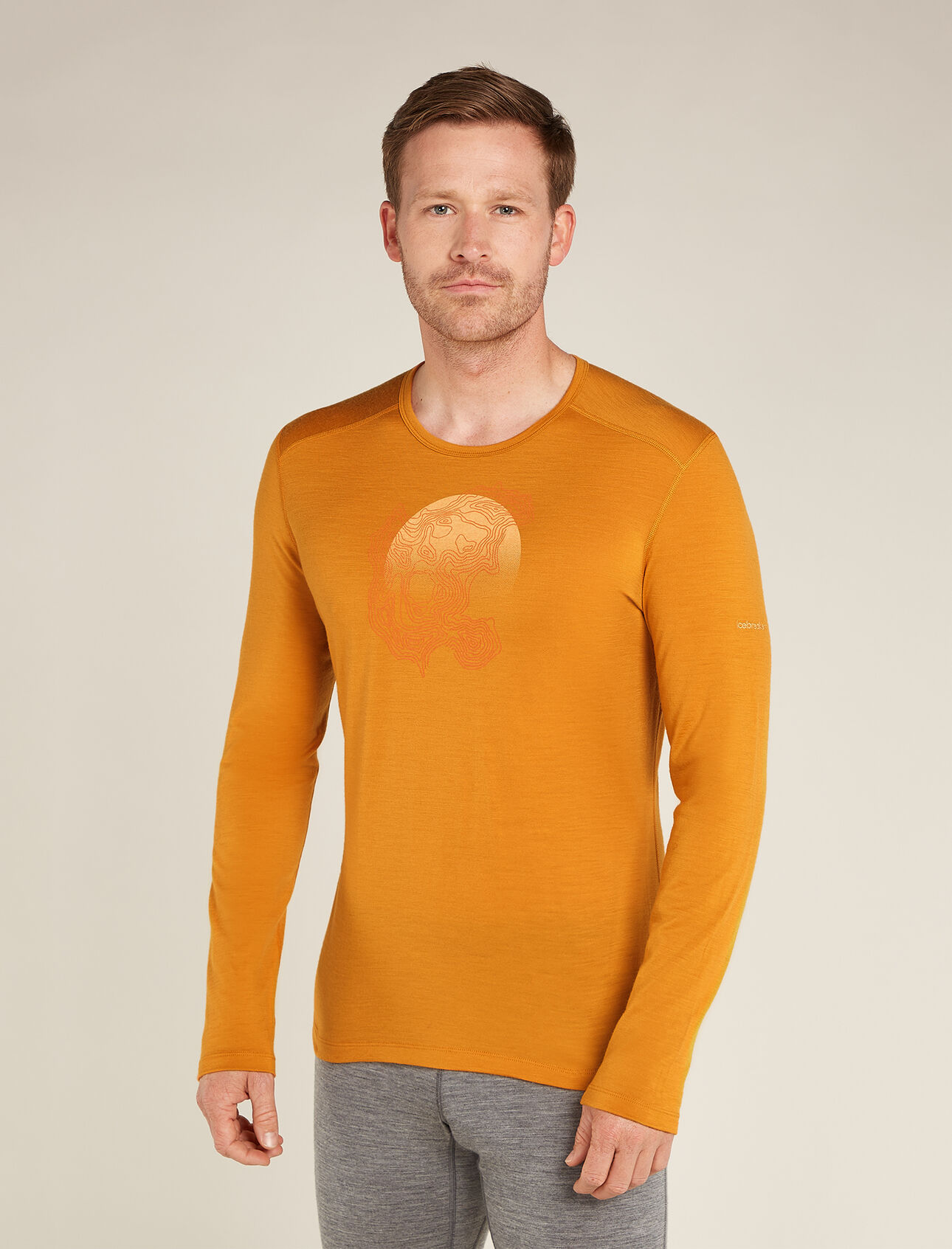 Top termico a girocollo con maniche lunghe in lana merino 200 Oasis Ruapehu Round Uomo Pietra di paragone per tutte le altre, la Maglia girocollo a maniche lunghe in lana merino 200 Oasis Ruapehu Round è realizzata in jersey di lana merino, il nostro tessuto più versatile, da indossare con altri strati tutto l’anno e per qualsiasi attività. La stampa grafica originale si ispira ad un famoso percorso escursionistico in Nuova Zelanda che mette in mostra le meraviglie del Monte Ruapehu. 