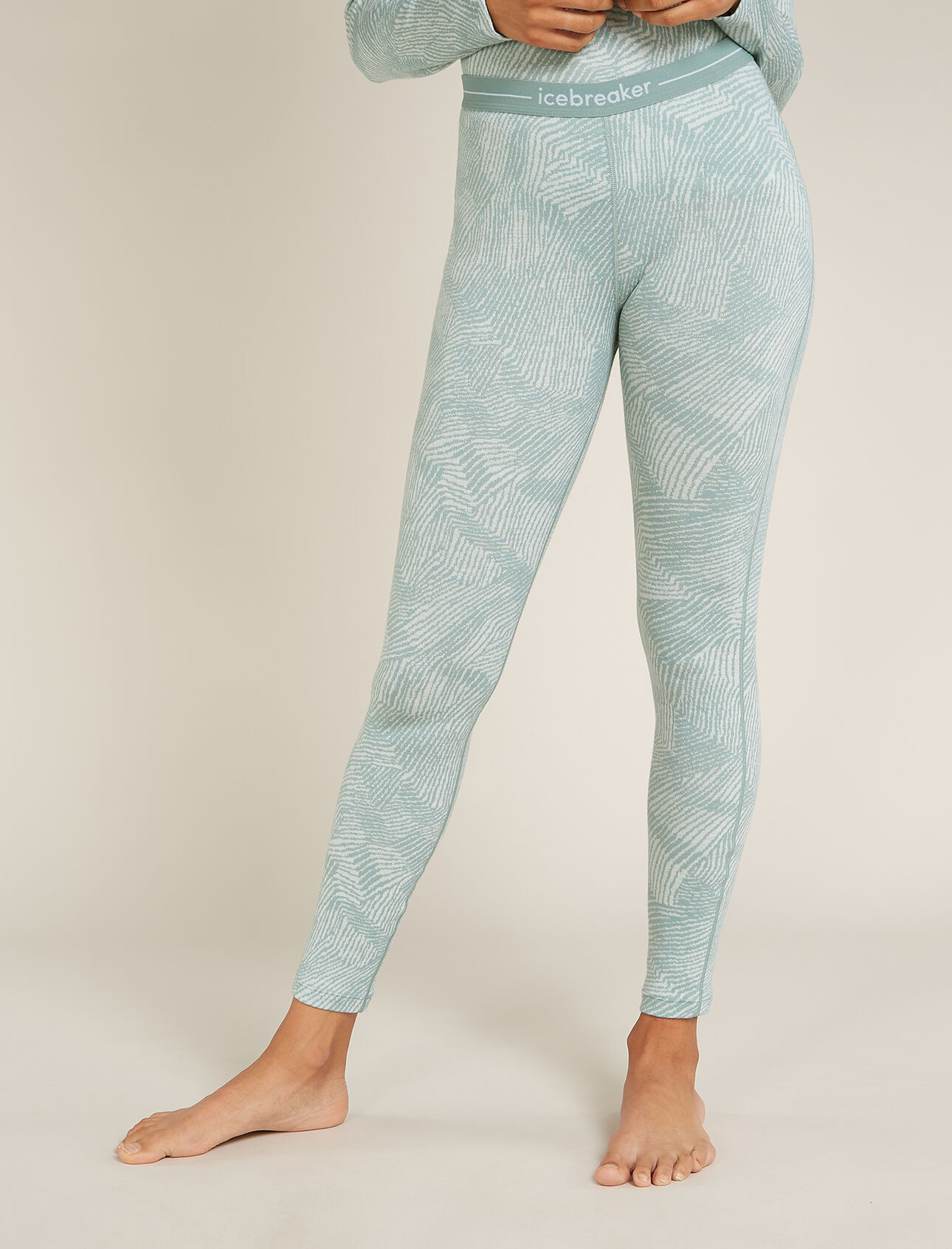 Legging isotherme 260 Vertex en mérinos, Frozen Forms Femmes Couche de base incroyablement chaude et composée d’un jacquard unique 100 % laine mérinos, le legging mérinos 260 Vertex Frozen Forms est un incontournable de l’hiver, idéal pour la superposition lors de vos activités extérieures, telles que le ski ou les randonnées en raquettes. Le motif texturé évoque la formation de la glace tandis que les températures hivernales s’installent. 