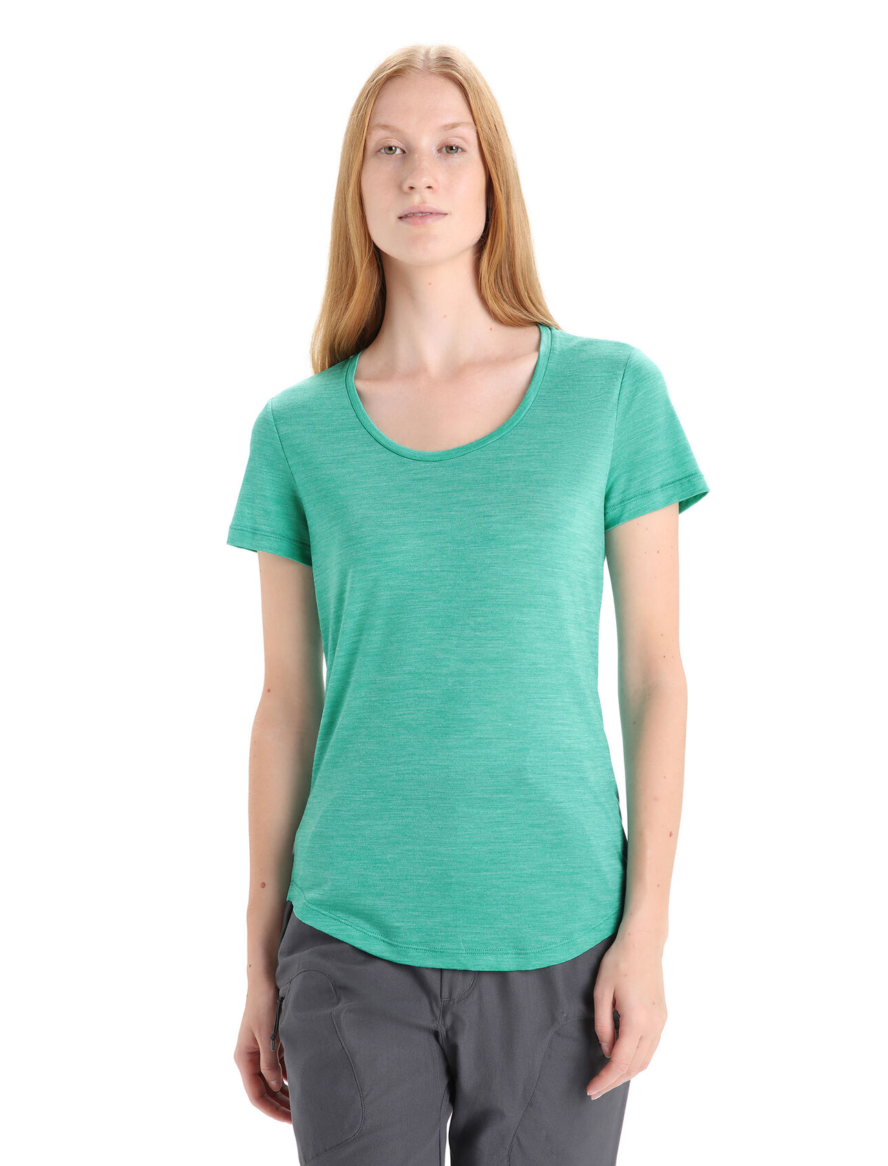 T-shirt manches courtes encolure dégagée mérinos Sphere II Femme Haut naturellement respirant, résistant aux odeurs et confortable, le t-shirt manches courtes encolure dégagée Sphere II est composé de notre jersey Cool-Lite™, un mélange doux et léger à base de laine mérinos. 