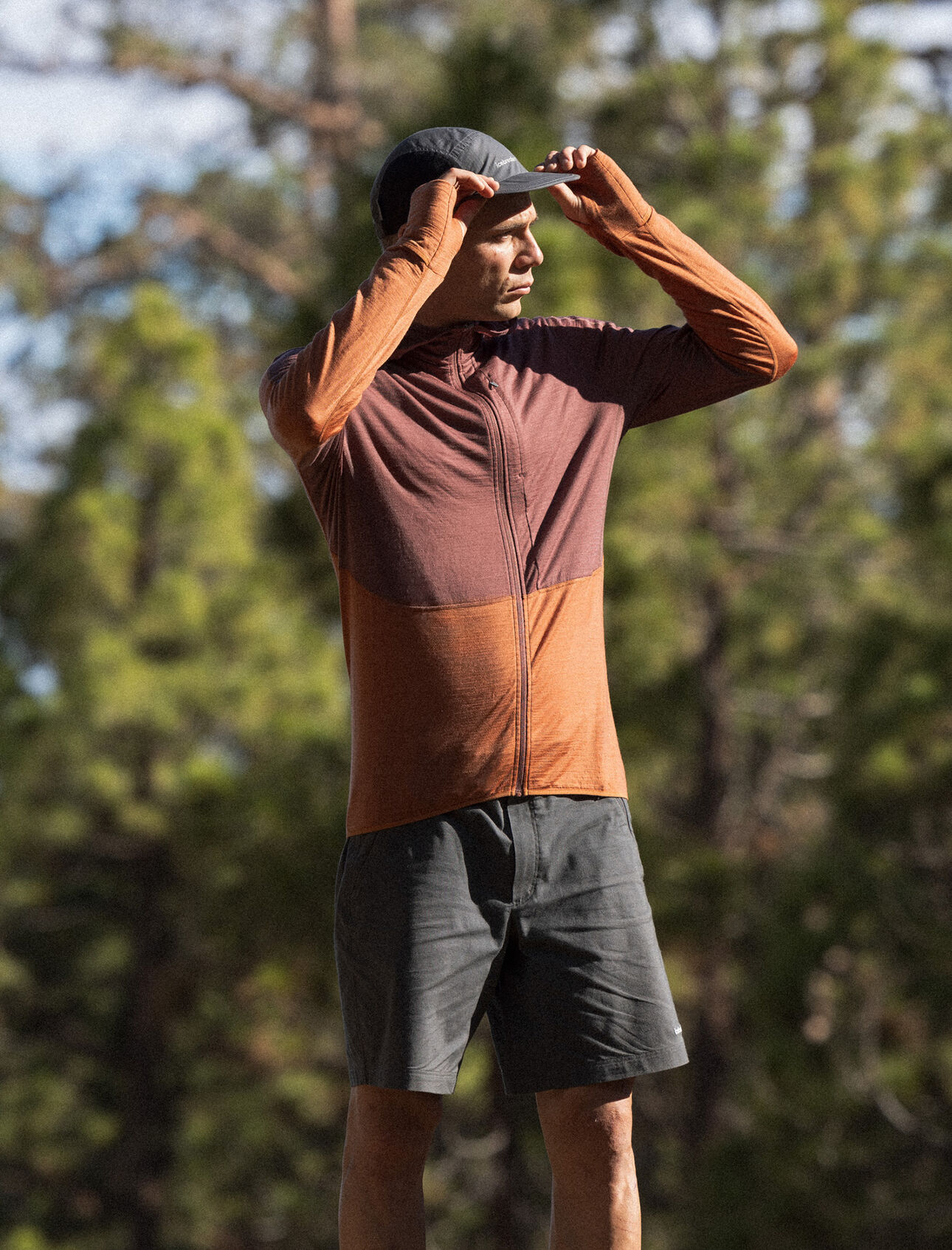 Merino Blend 200 Realfleece™ Descender Long Sleeve Zip Hoodie Homme Couche intermédiaire polyvalente à grammage léger idéale pour les activités très intenses par temps froid, le demi-zip manches longues mélange mérinos 200 RealFleece™ Descender comporte des empiècements aux dessous-de-bras composés de maille filet Cool-Lite™ pour une ventilation optimale. 