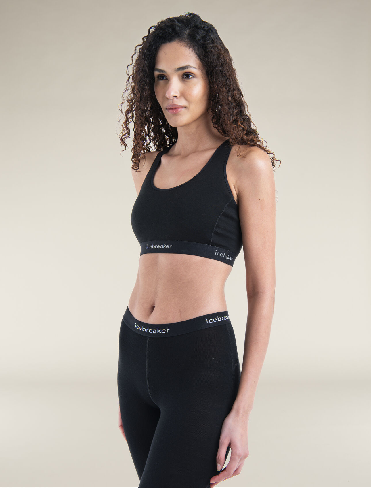 125 ZoneKnit™ Merino Blend Racerback-BH Damen Ein atmungsaktiver Sport-BH mit mittlerem Halt für Aktivitäten mit hoher Intensität, der Merino 125 ZoneKnit™ Racerback-BH besteht aus unserem Cool-Lite™ Jerseystoff mit integrierter ZoneKnit™-Technologie, die für ein leichtes und luftigeres Tragegefühl sorgt.  