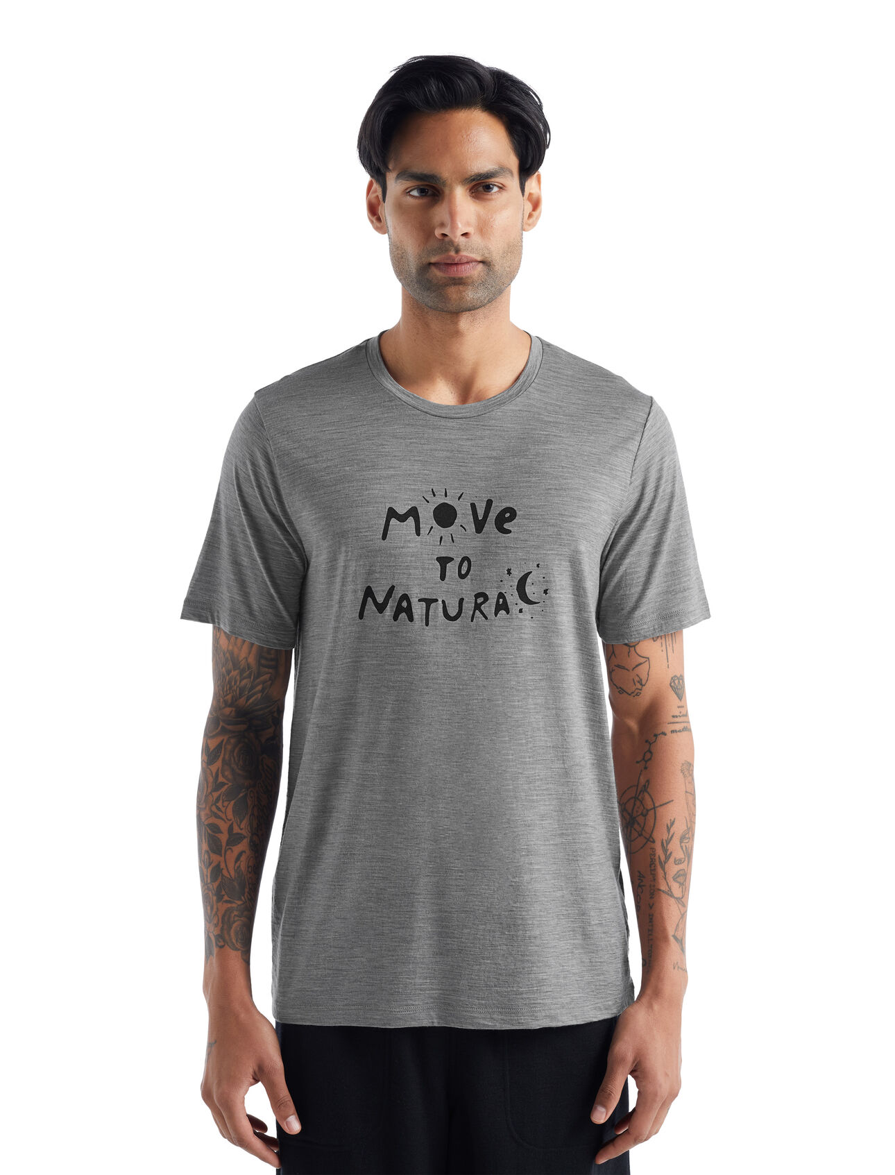 T-shirtin lana merino Tech Lite II Move to Natural Uomo Maglietta a maniche corte Tech Lite II Move to Natural, versatile maglietta tecnica in 100% lana merino per una prestazione completamente naturale, offre comfort, traspirabilità e resistenza agli odori per qualunque avventura tu abbia in programma. La stampa riproduce il nostro motto con una nuova divertente grafica. 