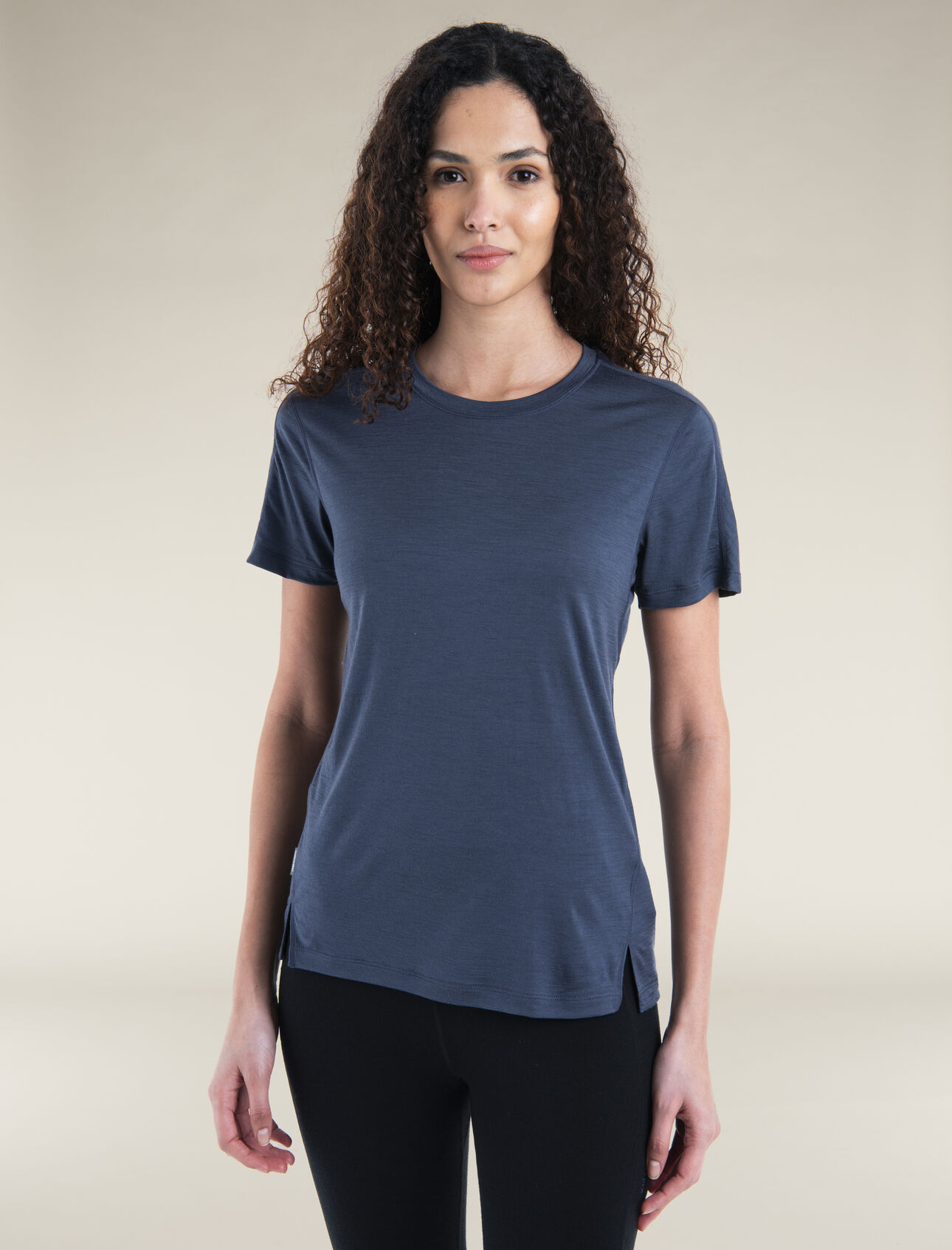 Womens 150 MerinoFine™ Ace Short Sleeve T-Shirt A lightweight, go-anywhere performance tee  in a shorter length and closer-fitting design. Constructed with movement in mind and designed for high-intensity movement using OTW® Omega Twist Spinning Technology, the 150 MerinoFine™ Ace Short Sleeve Tee regulates body temperature and resists odours thanks to its 100% ultrafine merino wool fabric.