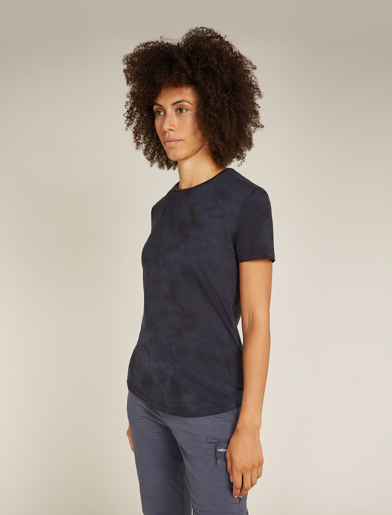 Merinomix 125 Cool-Lite™ Sphere T-Shirt Cloud Dye Damen Weich, komfortabel und vielseitig einsetzbar für eine breite Palette von Aktivitäten, das Merinomix 125 Cool-Lite™ Sphere T-Shirt Cloud Dye besteht aus unserem leichten Cool-Lite™ Merinomix-Jersey. Der Allover-Print ist inspiriert von den erdigen, tonalen Mustern der Natur.