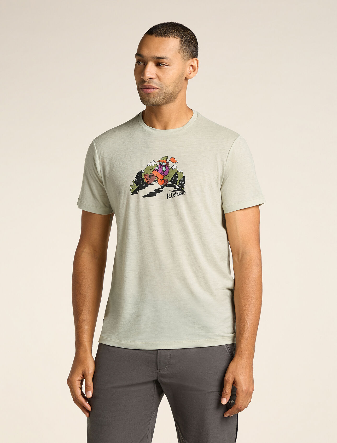 Merino 150 Tech Lite Kurzarm T-Shirt Catch Me Outside Herren Our most versatile tech tee that provides comfort, breathability and odour-resistance for four seasons worth of adventure, the Merino 150 Tech Lite Short Sleeve Tee Catch Me Outside features 100% merino fabric for all-natural performance. The tees original graphic artwork by Jack Soren features a playful illustration of hiker setting off down the trail. 