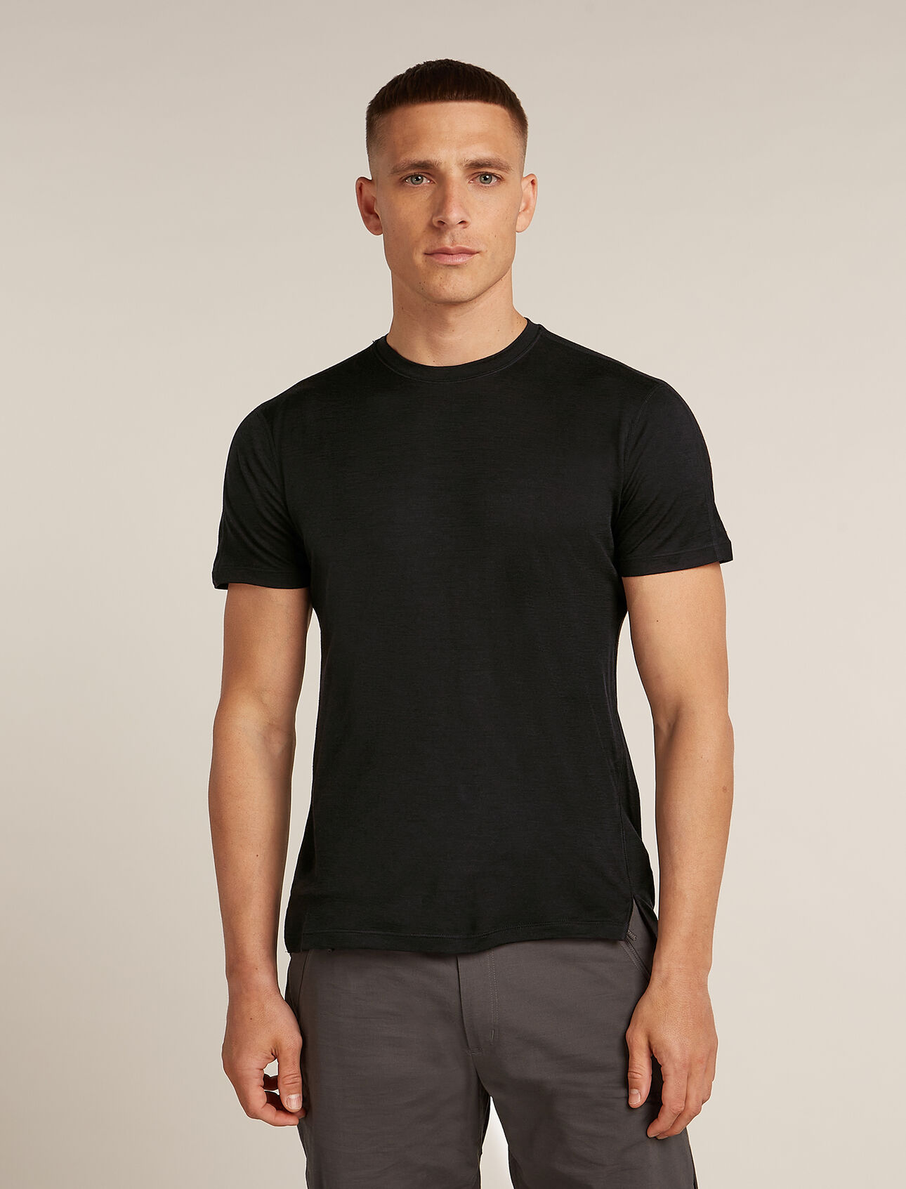 Mens 150 MerinoFine™ Ace Short Sleeve T-Shirt A lightweight, go-anywhere performance tee  in a shorter length and closer-fitting design. Constructed with movement in mind and designed for high-intensity movement using OTW® Omega Twist Spinning Technology, the 150 MerinoFine™ Ace Short Sleeve Tee regulates body temperature and resists odours thanks to its 100% ultrafine merino wool fabric.
