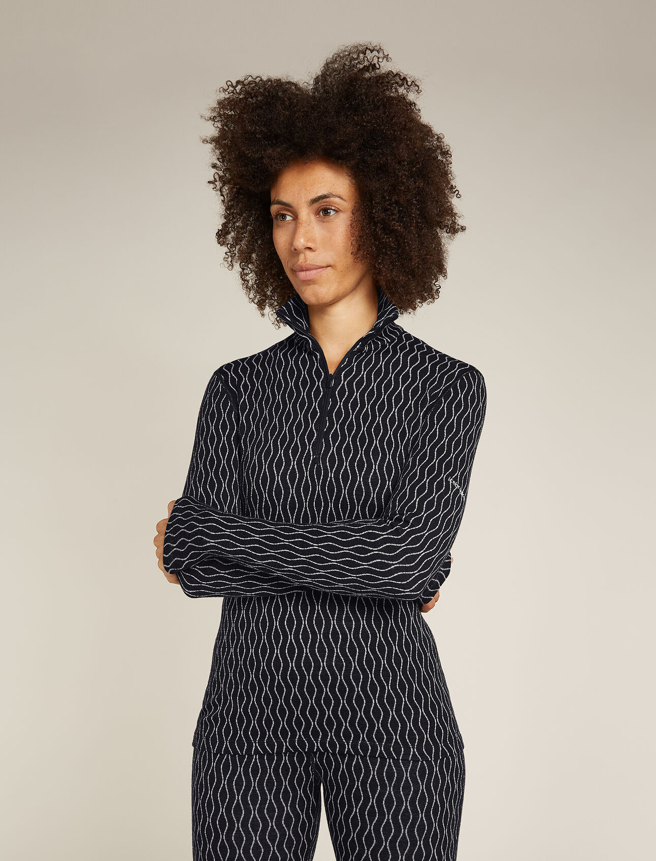 Merino 260 Vertex Half-Zip-Thermo-Langarmshirt On-Piste Damen Ein unglaublich warmer Merino Base Layer mit einzigartigem Jacquardmuster, das Merino 260 Vertex Langarmshirt On-Piste ist der perfekte Layer für ein Winterschichtensystem – ideal zum Skifahren, Schneeschuhwandern und für andere Kaltwetterabenteuer. Das einfache Linienmuster ist eine Anspielung auf die sanften Kurven einer Skispur, die den Berg hinunterführt. 