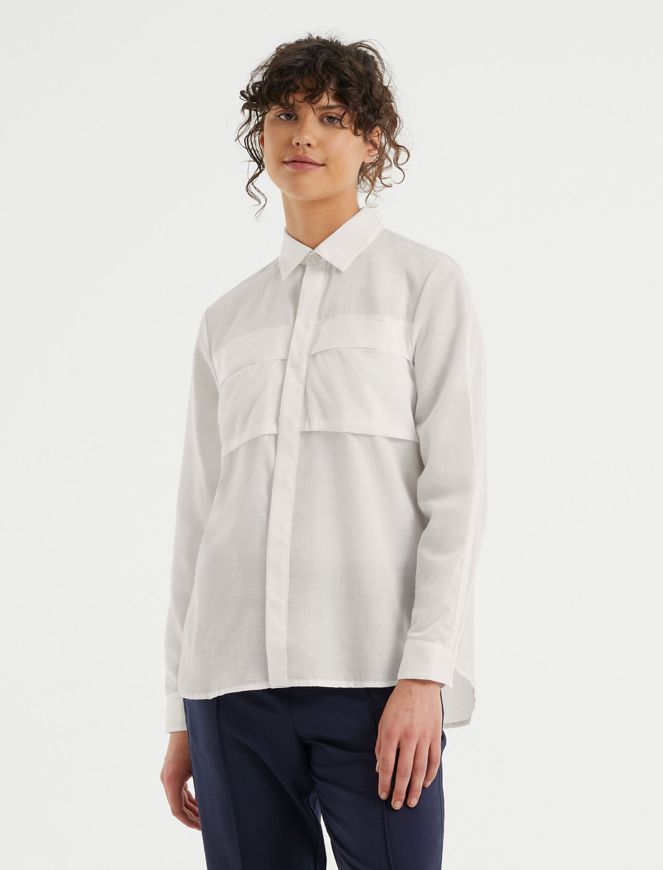 Dam Natural Blend överskjorta i merino  Merino Natural Blend överskjorta är en ultralätt skjorta som är tillverkad av vårt vävda Cool-Lite™-material. Skjortan har en blandning av merinoull och TENCEL™ som ger en elegant och bekväm design.