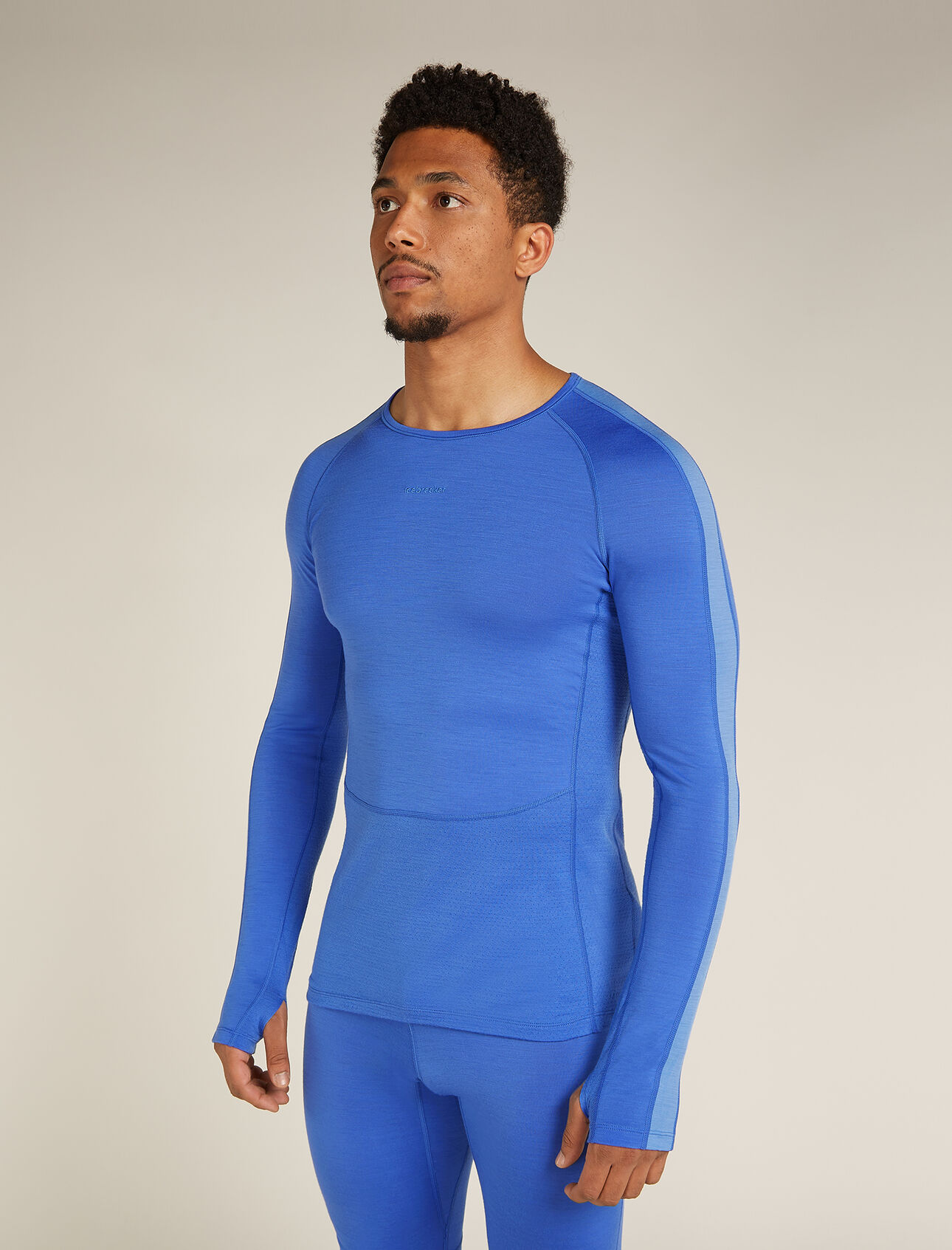 200 ZoneKnit™ Merino Langarmshirt Herren Ein Midweight Merino Base Layer Oberteil, das bei bewegungsintensiver Aktivität die Regulierung des Körperklimas unterstützt, das 200 ZoneKnit™ Langarmshirt mit Rundhalsausschnitt besteht aus 100% reiner und natürlicher Merinowolle.