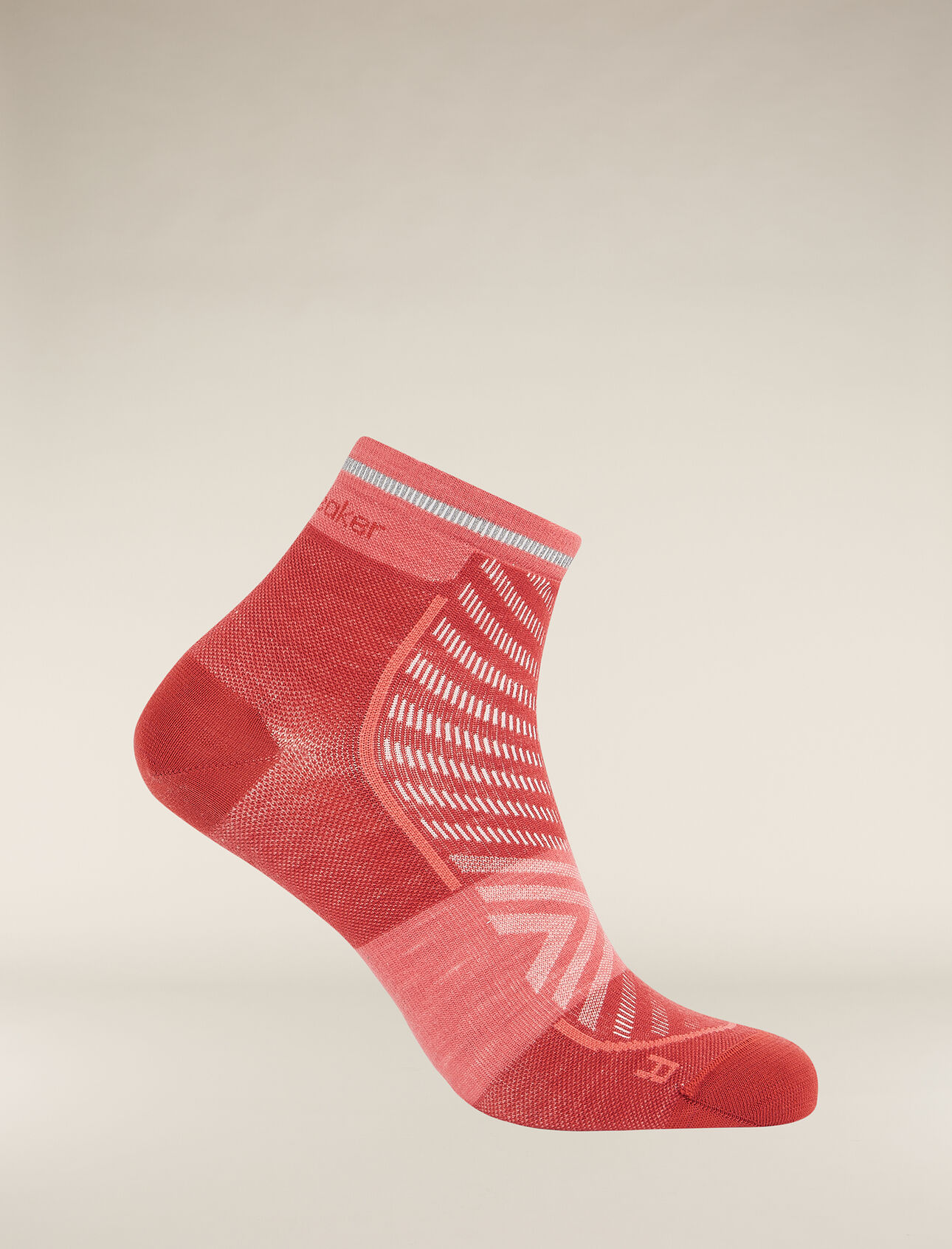 Mens Merino Blend Run+ Ultralight Mini Socks Thin, ultralight running socks made with a technical merino wool blend and low-cut height, the Merino Run+ Ultralight Mini is perfect for runs of any length. A reflective stripe on the back helps keep you visible in low-light conditions.