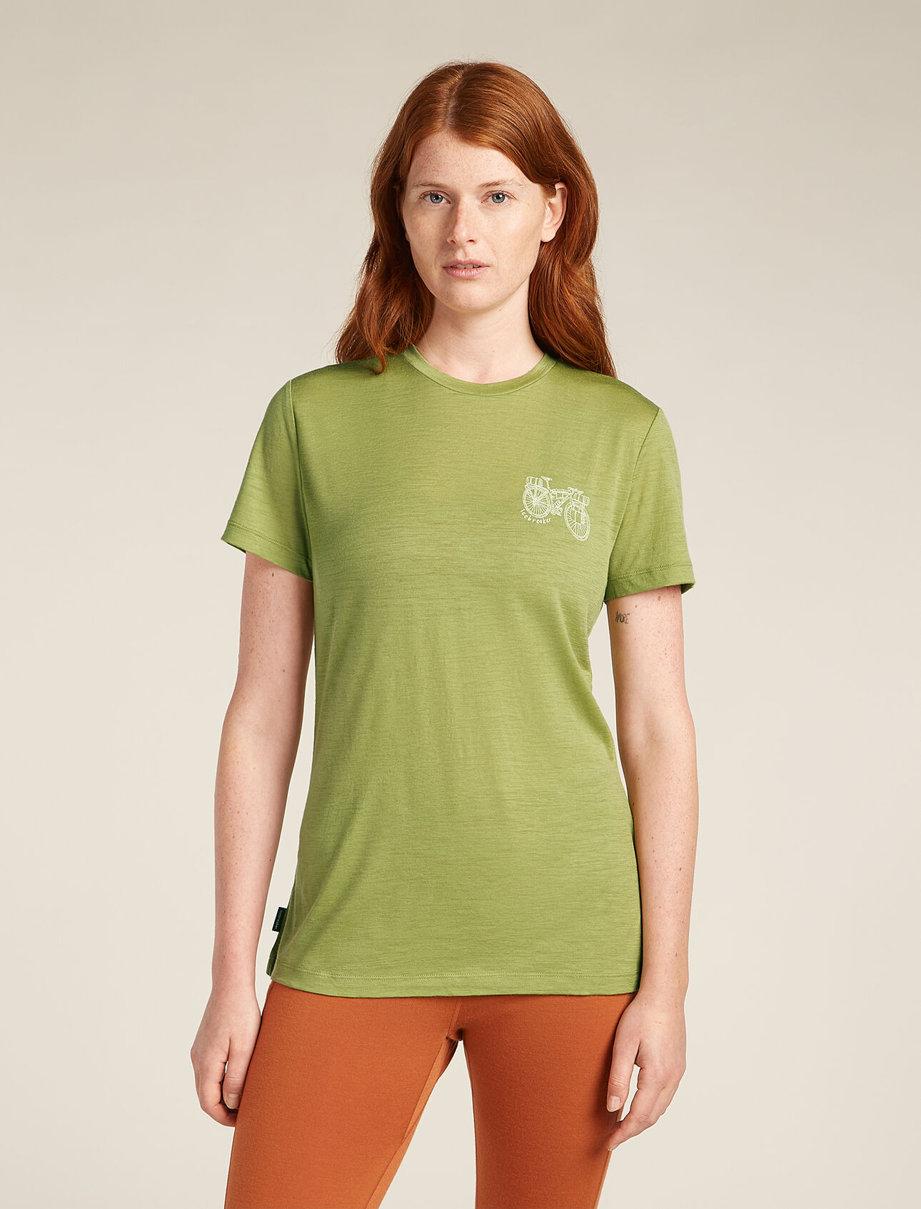 T-shirt manches courtes mérinos 150 Tech Lite Adventure Ride Femmes Haut technique ultra-polyvalent vous apportant confort, respirabilité et résistance aux odeurs dans vos aventures tout au long de l’année, le t-shirt manches courtes mérinos 150 Tech Lite Adventure Ride est composé de tissu 100 % mérinos pour une performance naturelle. L’illustration originale représente un vélo de gravier chargé pour un week-end d’aventure. 