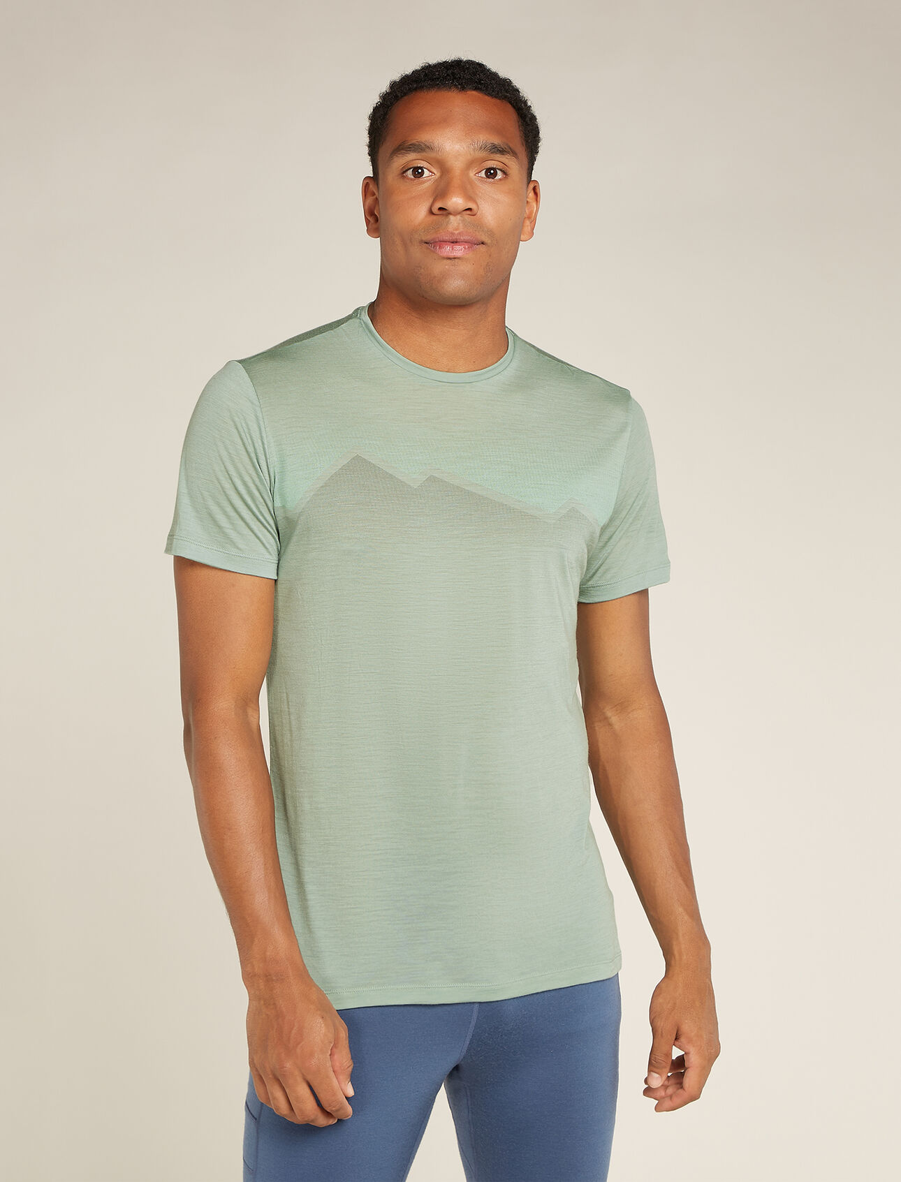 Mens Merino Blend 125 Cool-Lite™ Sphere Short Sleeve T-Shirt Radiant Peak Soft, comfortable and versatile for a wide variety of active pursuits, the Merino Blend 125 Cool-Lite™ Sphere Short Sleeve Tee Radiant Peak features our lightweight Cool-Lite™ merino-blend jersey. The performance-inspired graphic references the surreal moment when the morning sun starts to glow behind the mountains. 