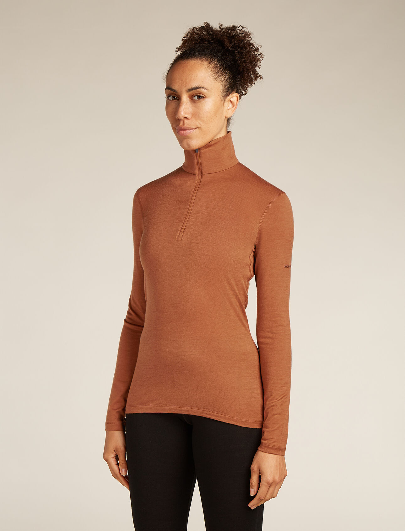 Merino 200 Oasis Half-Zip-Thermo-Langarmshirt Damen Der Maßstab, an dem alle anderen gemessen werden, das 200 Oasis Half-Zip-Langarmshirt besteht aus unserem äußerst vielseitigen Merinowolljersey und dient das ganze Jahr über bei sämtlichen Aktivitäten als funktioneller Layer. 
