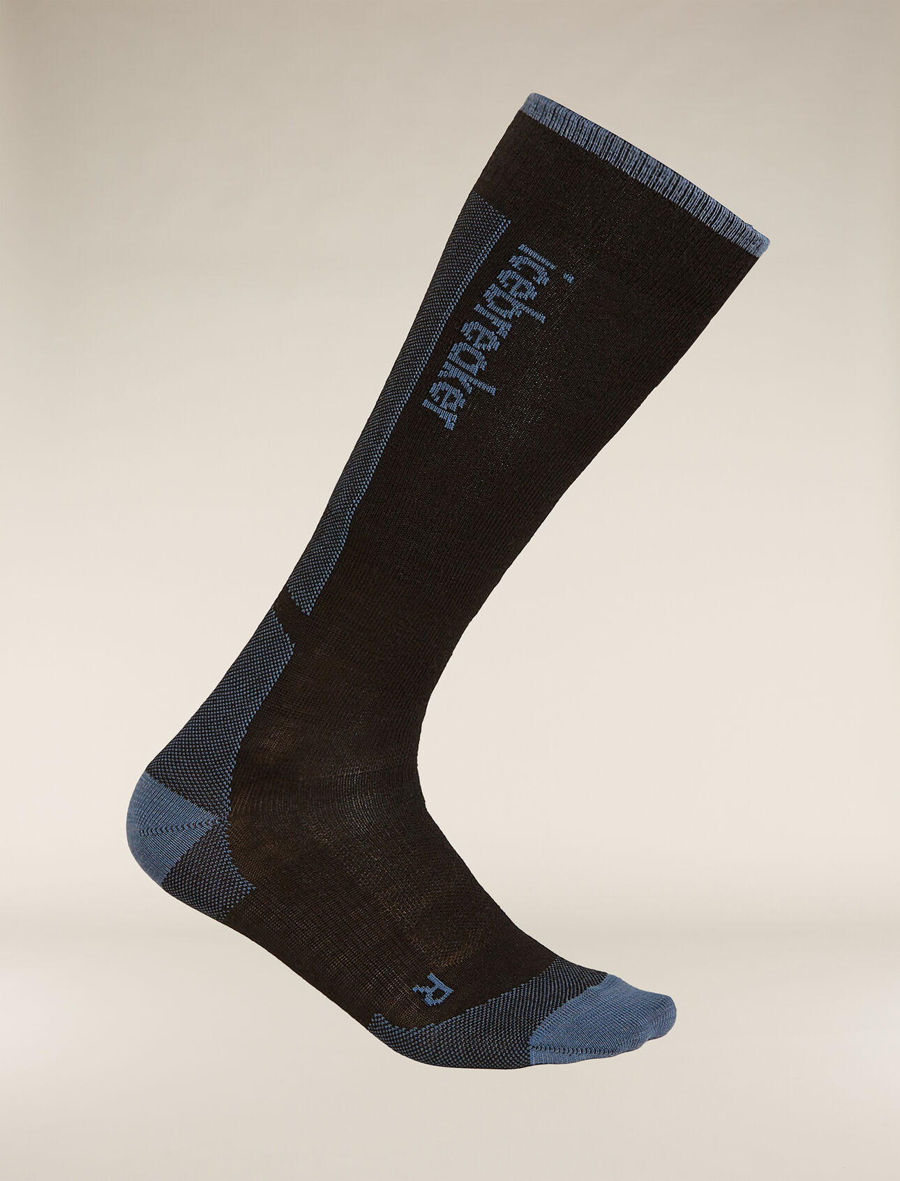 Dámské Ponožky Merino Ski+ Ultralight Over The Calf Minimálně polstrované lyžařské ponožky Merino Ski+ Ultralight Over the Calf jsou vyrobeny z odolné a prodyšné směsi merino vlny – jsou ideální na lyžování na sjezdovce i ve volném terénu.