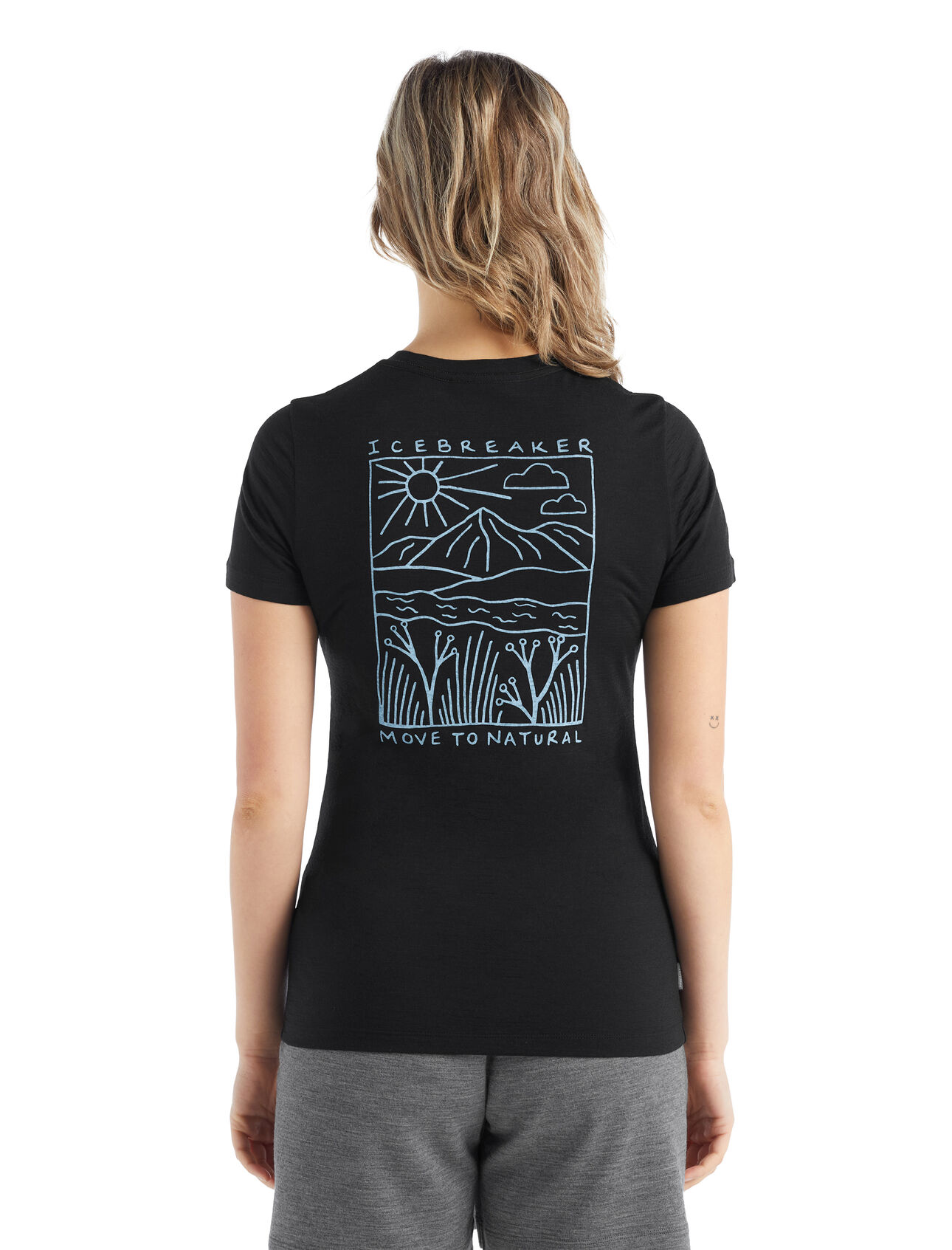 Merino Tech Lite II T-Shirt Mountain Lake Damen Unser vielseitiges technisches Merino T-Shirt, das dich bei jedem Abenteuer mit Komfort, Atmungsaktivität und Geruchsneutralität begleitet, das kurzärmlige Tech Lite II T-Shirt Mountain Lake überzeugt dank 100% Merinowolle durch natürliche Performance. Das künstlerische Motiv mit Rückenprint schmückt dieses T-Shirt mit einer spielerischen Illustration einer Berglandschaft im Frühling. 