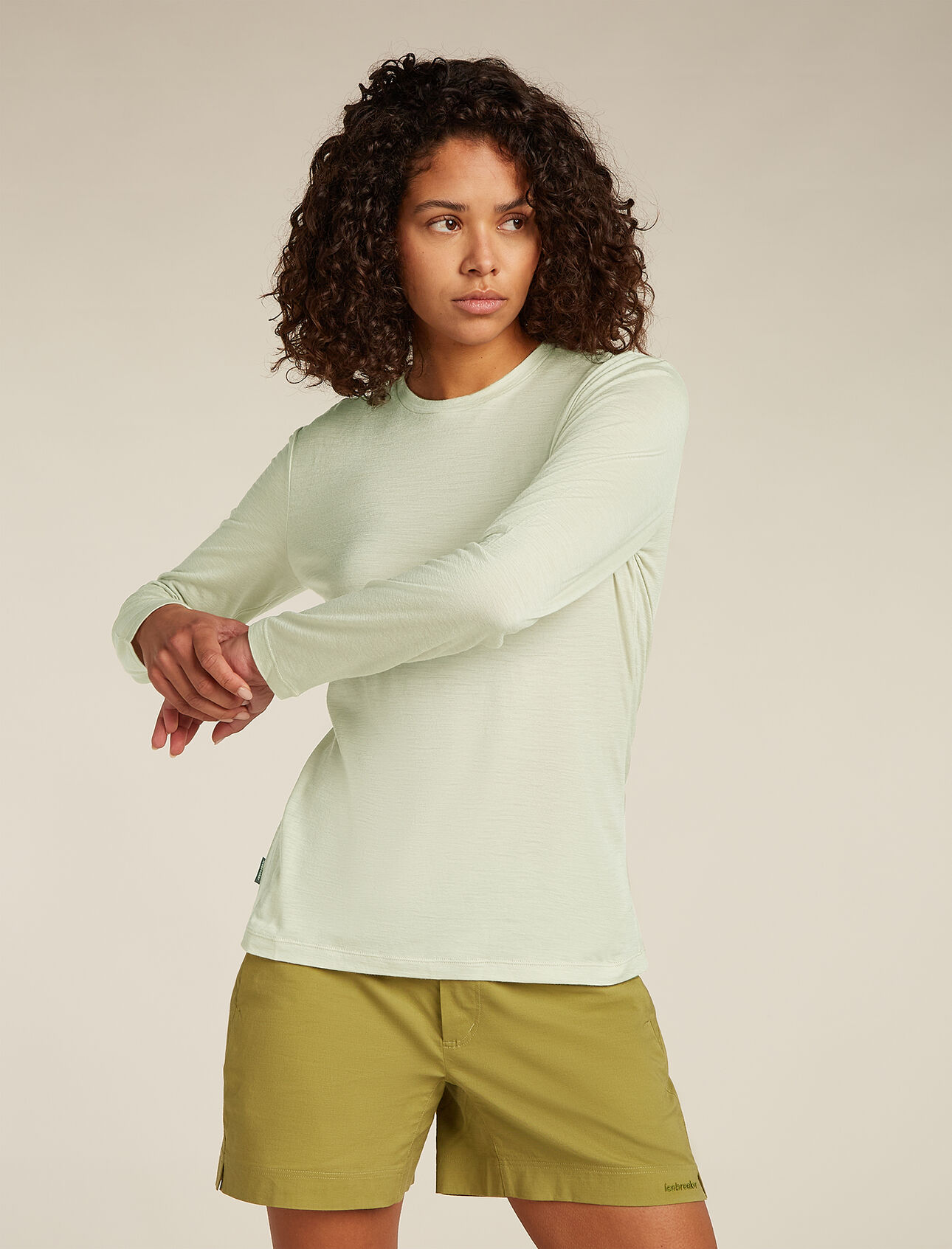 T-shirt manches longues mérinos 150 Tech Lite Femme Haut technique polyvalent procurant confort, respirabilité et résistance aux odeurs pour toutes vos aventures, le t-shirt manches longues mérinos 150 Tech Lite est composé de laine mérinos pour une performance naturelle. 