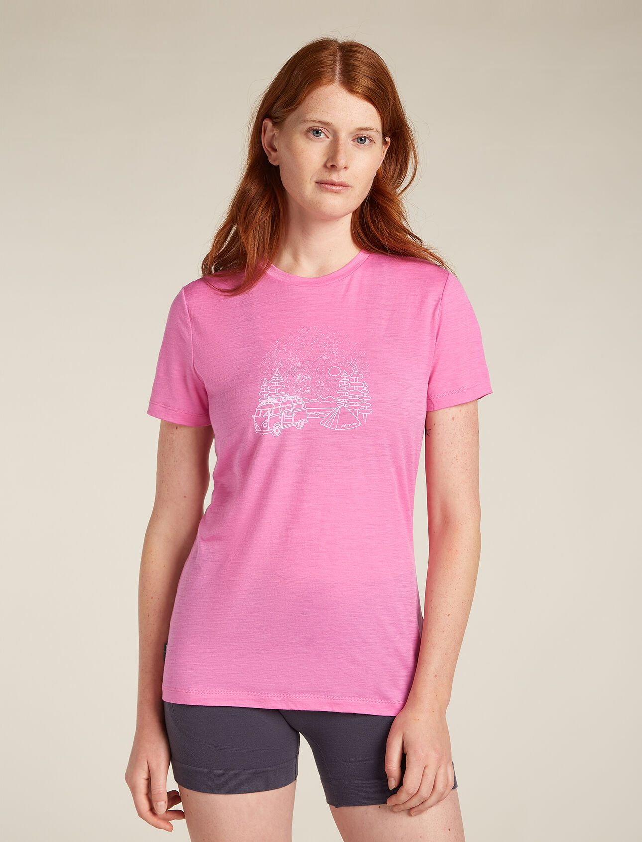 T-shirt mérinos 150 Tech Lite III Van Camp Femme Haut technique ultra-polyvalent vous apportant confort, respirabilité et résistance aux odeurs dans vos aventures tout au long de l’année, le t-shirt manches courtes Tech Lite III Van Camp est composé de laine 100 % mérinos pour une performance naturelle. L’illustration originale nous projette dans la tranquillité d’une nuit de camping sous les étoiles. 