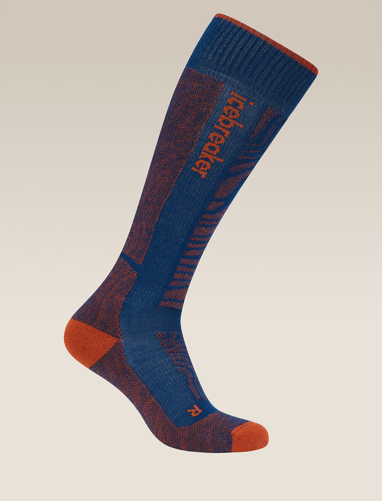 Chaussettes Ski+ Medium Over The Calf en mélange de mérinos, Mountain Contour Hommes Chaussettes de ski à coussinage complet conçues pour skier en station ou en pleine montagne, les mi-bas grammage moyen mélange mérinos Ski+ Mountain Contour sont composés dun mélange durable et respirant à base de laine mérinos. L’imprimé s’inspire des lignes complexes des montagnes.