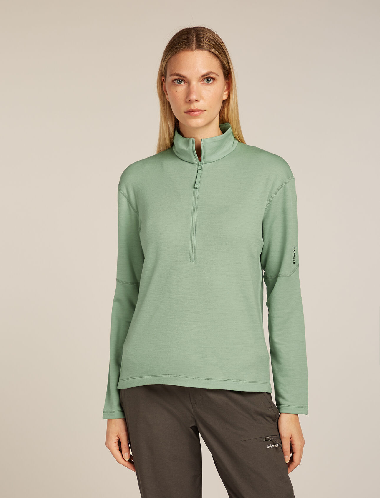 Giacca con zip corta in lana merino 360 RealFleece™ Elemental  Donna Il top a maniche lunghe con zip corta in lana merino 360 RealFleece™ Elemental è uno strato intermedio di pile, ideale per l’allenamento a temperature da fresche a fredde, lo sci o l’arrampicata alpina, con le naturali qualità di isolamento, traspirabilità e termoregolazione della pura lana 100% merino. 