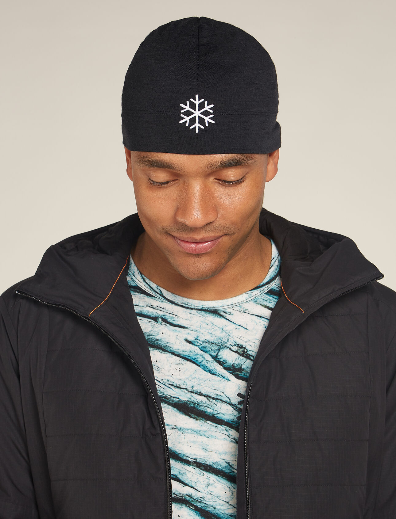 Merino 200 Oasis Beanie Protect Our Winters Unisex Die Merino 200 Oasis Beanie Protect Our Winters besteht aus unserem bewährten 200 g/m2 Merinowolljersey, das beim Laufen, Wandern oder Training bei kalter Witterung weiche, atmungsaktive und geruchsabweisende Performance bietet. Diese Mütze ist Teil einer Collab Capsule-Kollektion mit Protect Our Winters. Der Print ist von der Schönheit und Zerbrechlichkeit der Gletscher angesichts des Klimawandels inspiriert. 