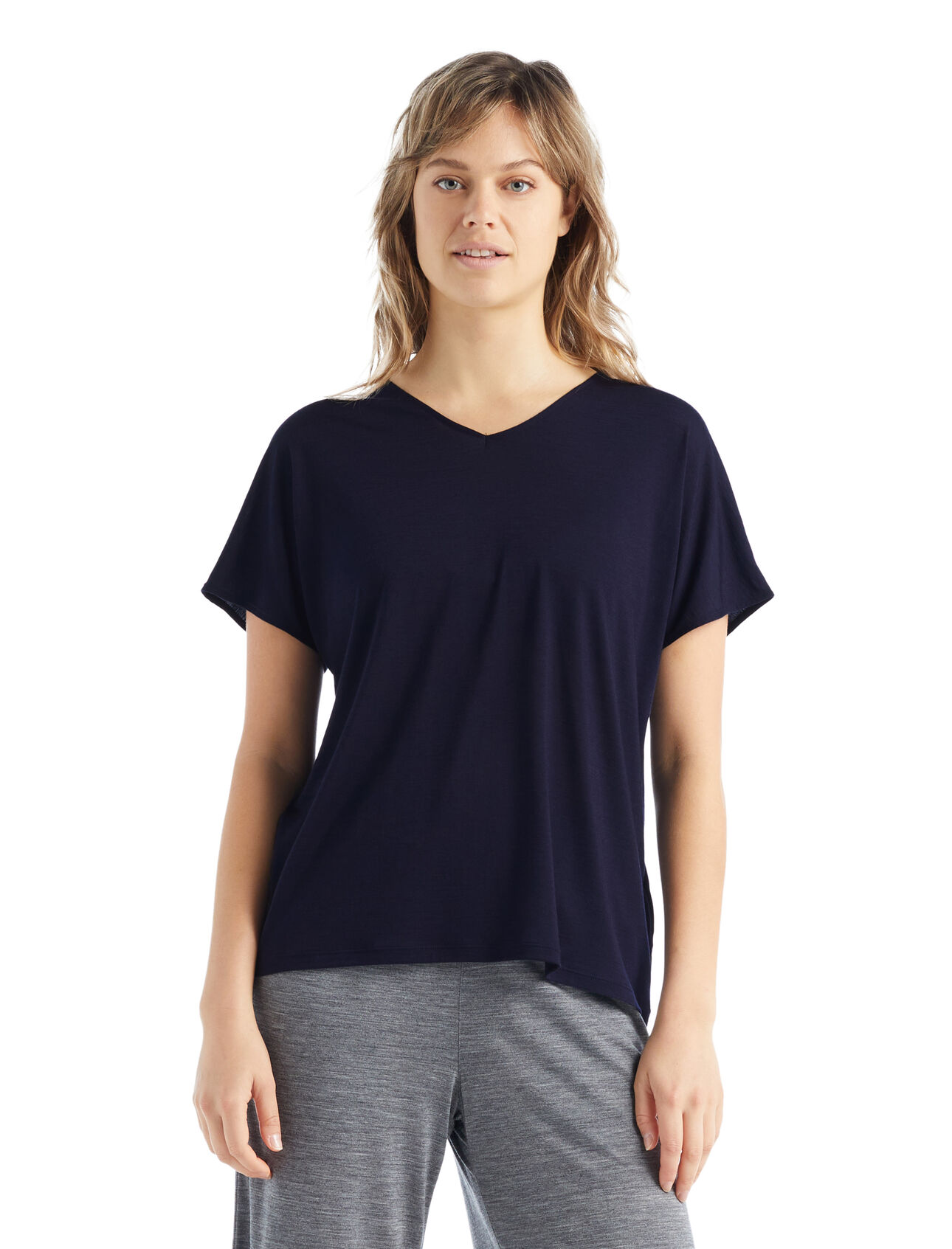Wendbares Merino Drayden T-Shirt  Damen Ein äußerst vielseitiges T-Shirt für jeden Tag aus unserem Cool-Lite™ Jersey, das wendbare Drayden T-Shirt kann als softes V-Shirt oder umgekehrt als hohes Rundhals-Shirt getragen werden.