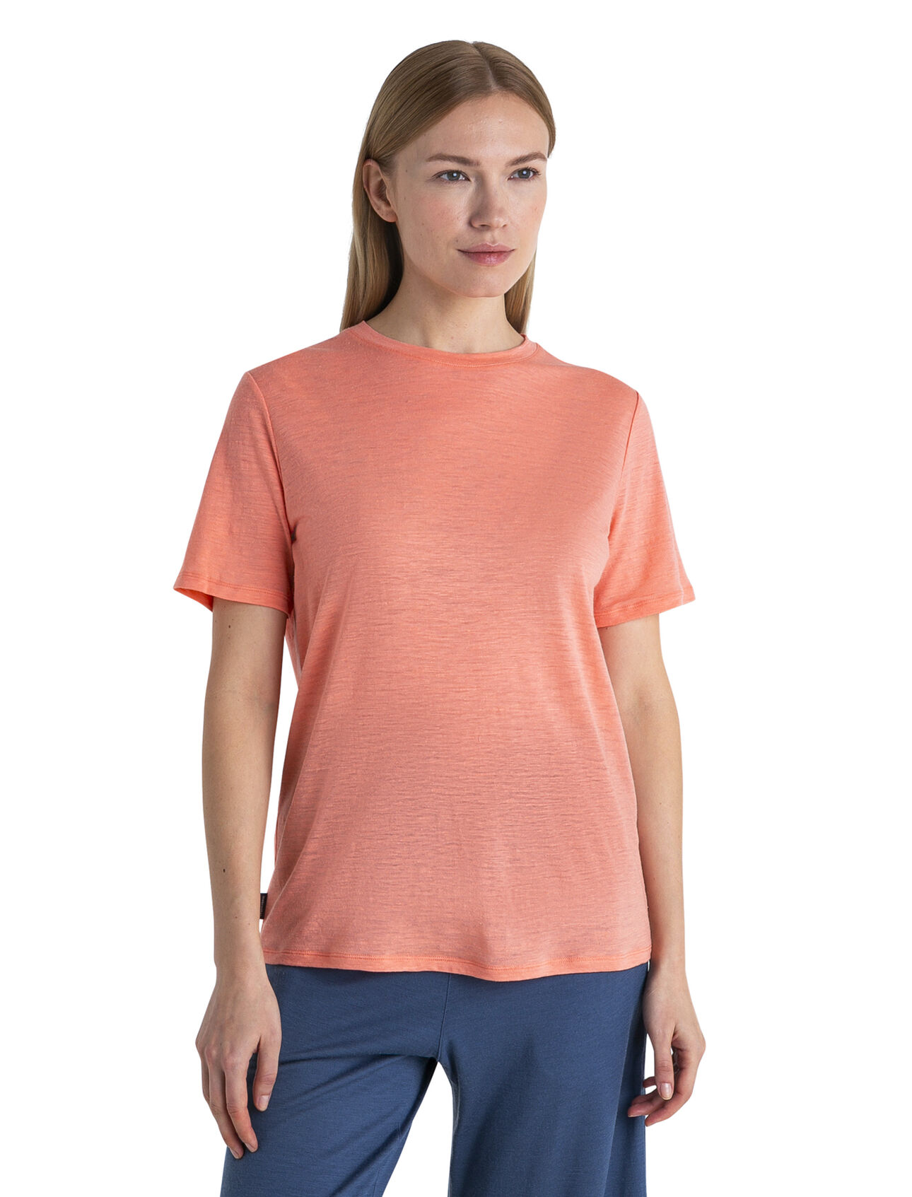 T-shirt en mérinos-lin Femmes T-shirt léger, polyvalent en fait en mélange de laine mérinos et de lin, le t-shirt en mérinos-lin est un incontournable du confort et du style quotidiens. 