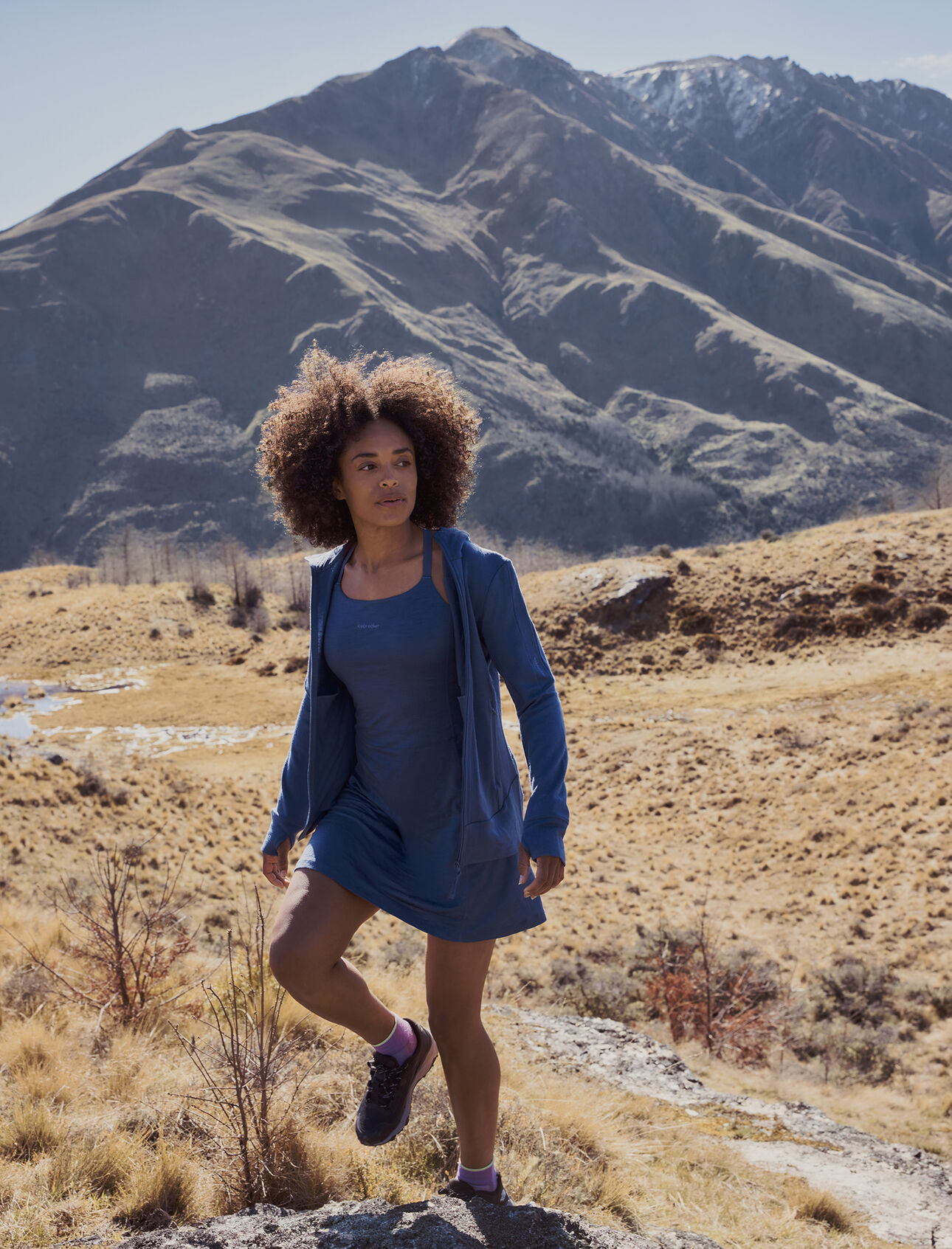 Merino 150 Active Dress Damen Perfekt für Warmwetter-Abenteuer und alles, was danach kommt, das Merino 150 Active Dress besteht aus 100% Merino-Jerseystoff außen und einem weichen und leichten Bodysuit innen aus atmungsaktivem Merino- und TENCEL™-Jerseystoff. 