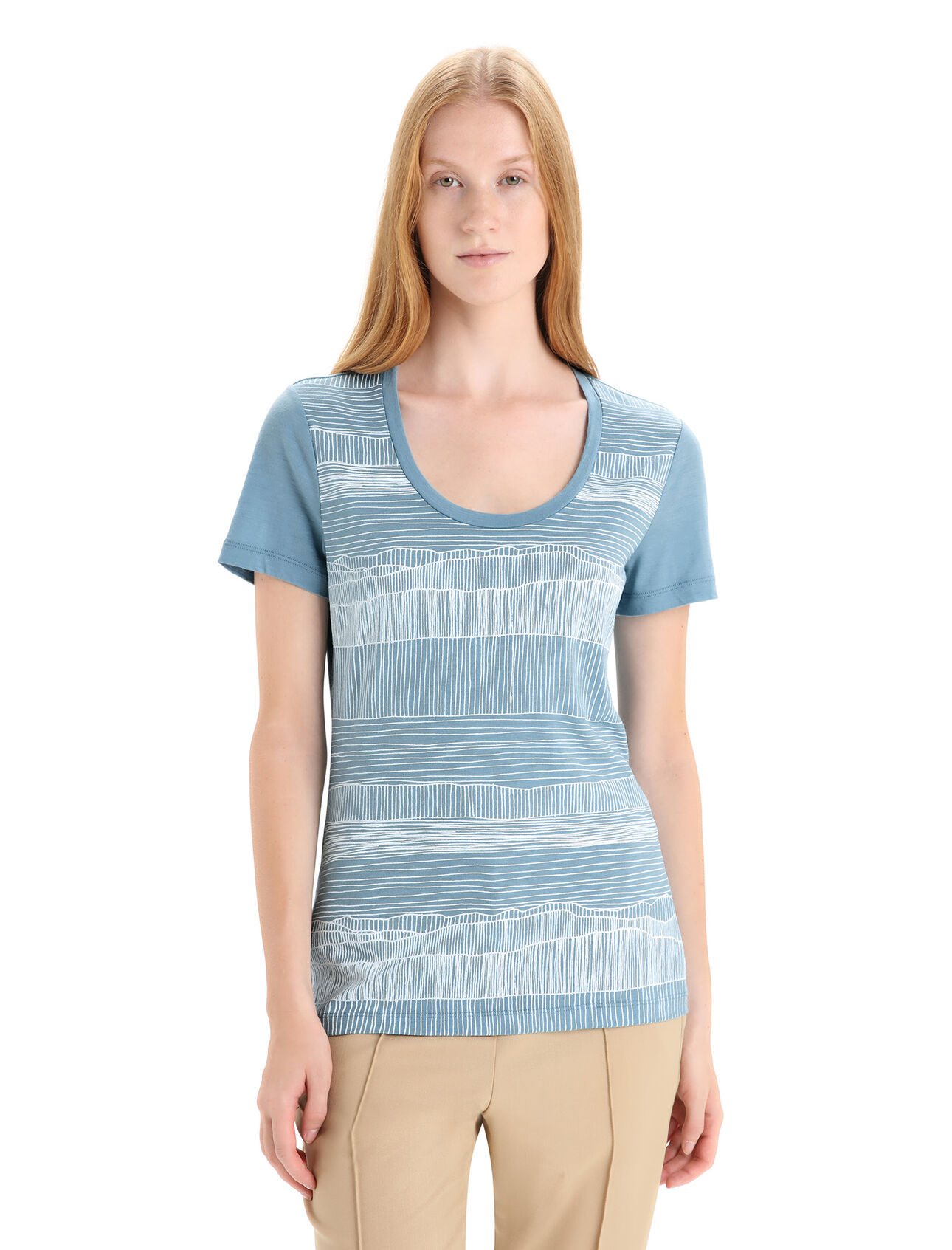 T-shirt à encolure dégagée Tech Lite II en mérinos, Reflection Lines Femmes Technique, polyvalent et offrant confort, respirabilité et résistance naturelle aux odeurs lors de toutes vos aventures, le t-shirt à encolure dégagée Tech Lite II - Reflection Lines met en vedette notre mérinos naturellement performant. L’œuvre originale est inspirée du jeu de reflets entre les sommets des montagnes et les lacs alpins. 