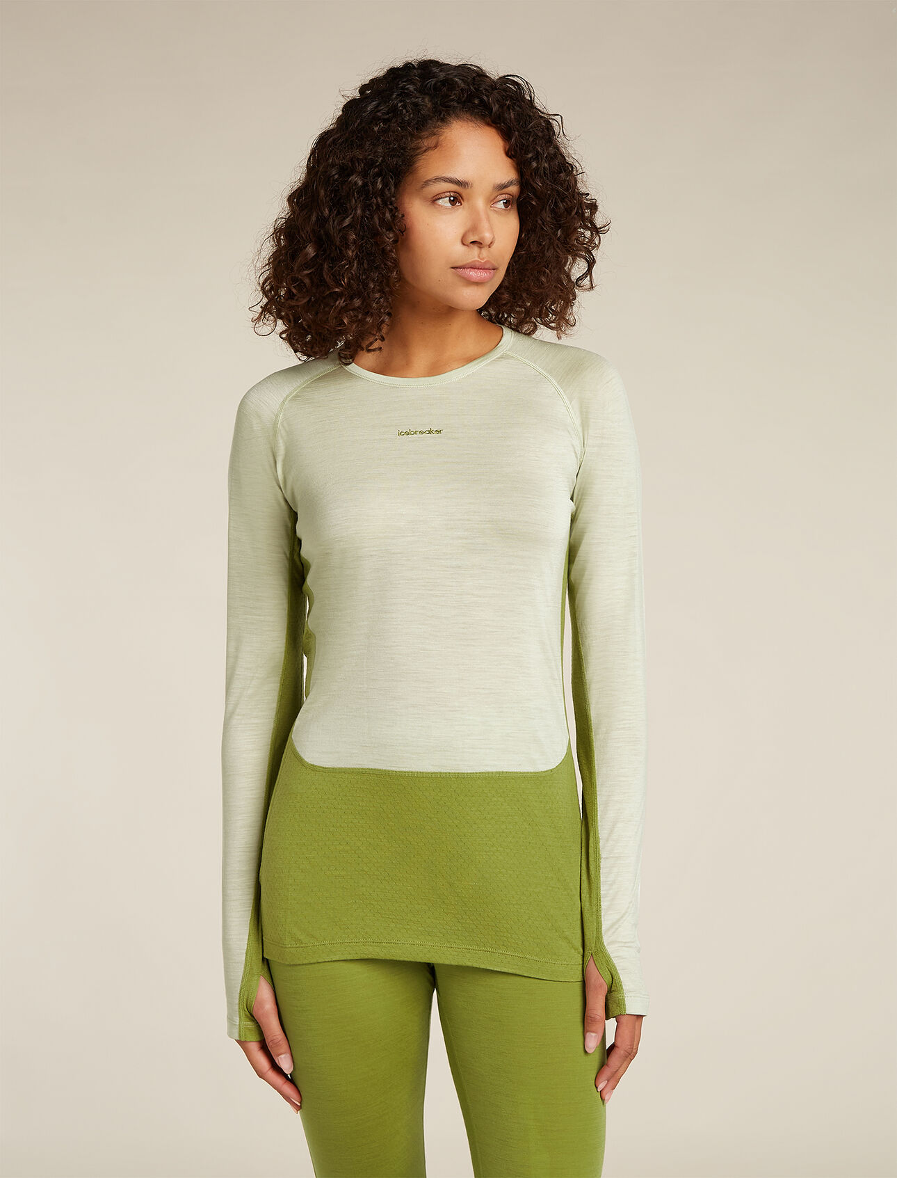 Womens Merino Blend 125 ZoneKnit™ Long Sleeve Crewe Thermal Top A lightweight performance baselayer that excels during high-output pursuits, the Merino Blend 125 ZoneKnit™ Leggings combines light and breathable Cool-Lite™ fabric with our ZoneKnit™ technology.