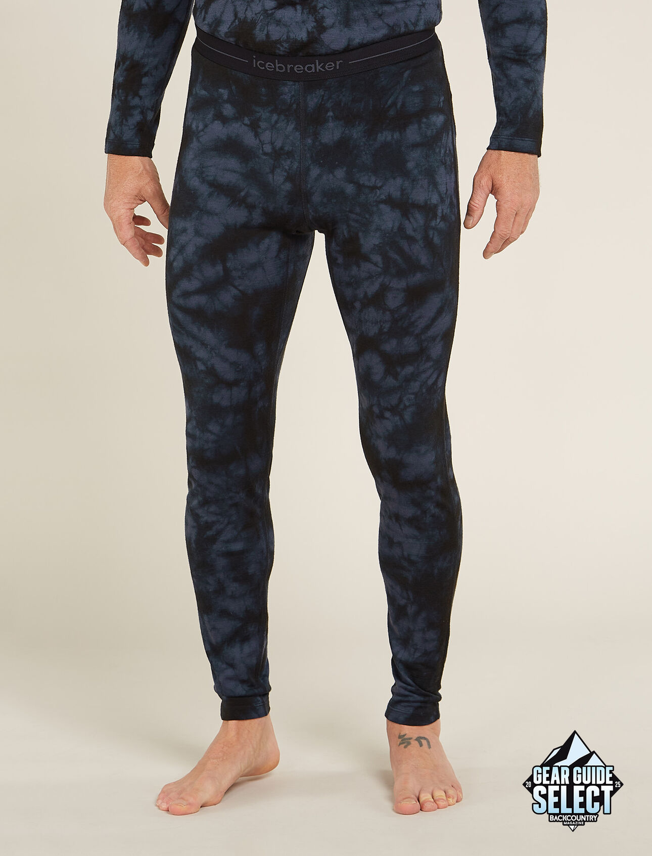 Merino 200 Oasis Thermo-Leggings Cloud Dye Herren Der Maßstab, an dem alle anderen gemessen werden, die Merino 200 Oasis Leggings Cloud Dye dient das ganze Jahr über bei sämtlichen Aktivitäten als funktioneller Layer. Die Leggings wird mit unserem äußerst vielseitigen Jerseystoff aus 100% Merinowolle (außer Elastikbund) gefertigt.  Der Allover-Print ist von den erdigen Farbmustern des natürlichen Lichts und Schattens inspiriert. 