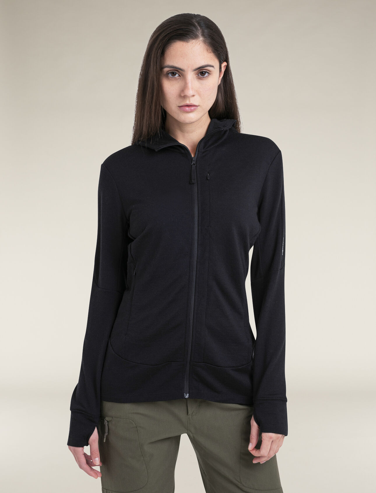 Veste zippée à capuche manches longues mérinos 260 Quantum Femme Couche intermédiaire à la coupe ajustée idéale pour vos activités techniques en montagne telles que la randonnée, le ski ou l’escalade, la veste zippée à capuche manches longues mérinos 260 Quantum IV est naturellement résistante aux odeurs et thermorégulante grâce à son tissu 100 % laine mérinos. 