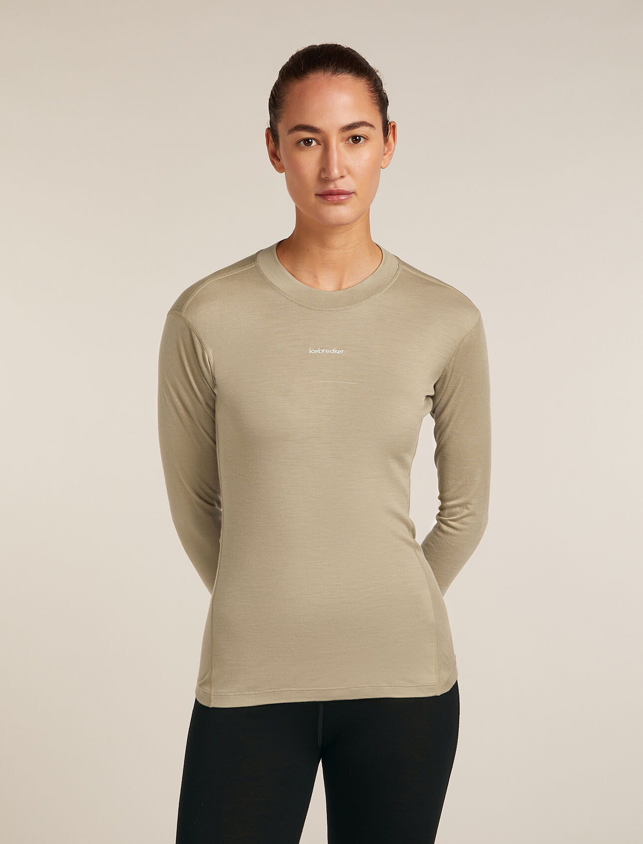 para mujer Camiseta térmica de manga larga con cuello perkins 200 MerinoFine™ Ace La camiseta MerinoFine™ Ace de manga larga y cuello alto es una capa base de densidad media y alto rendimiento diseñada para realizar actividades de baja y media intensidad cuando hace frío, ya que en su confección se ha utilizado nuestra tecnología OTW® Omega Twist Spinning que incorpora fibras de lana merina MerinoFine™ que proporcionan un confort versátil, absorben la humedad, se secan rápidamente, resisten los olores de forma natural, regulan la temperatura y mantienen la capacidad de transpiración.