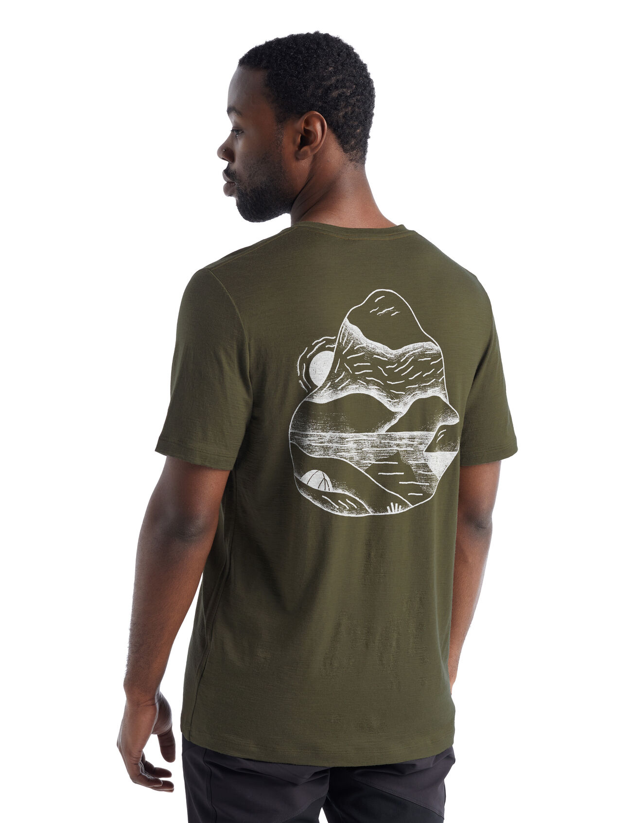 Merino Tech Lite II T-Shirt Sunrise Ridge Herren Unser vielseitiges technisches Merino T-Shirt, das dich bei jedem Abenteuer mit Komfort, Atmungsaktivität und Geruchsneutralität begleitet, das kurzärmlige Tech Lite II T-Shirt Sunrise Ridge bietet dank 100% Merinowolle natürliche Performance. Die einzigartige Bergillustration von Mark Conlan verleiht dem T-Shirt eine künstlerische Note.  