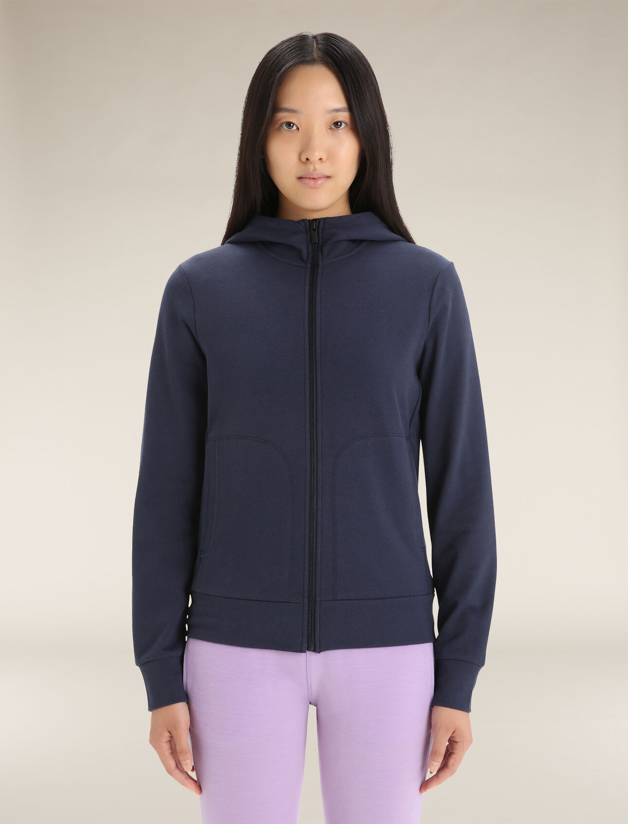 Haut à capuche à manches longues et glissière Central Classic en mélange de mérinos Femmes Haut à capuche classique et confortable composé d’un mélange de laine mérinos naturelle et de coton cultivé de façon biologique, la veste zippée à capuche manches longues Central Classic est durable, respirante et incroyablement polyvalente au quotidien.  