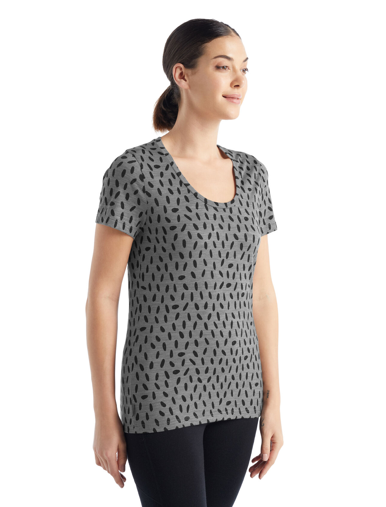 T-shirt manches courtes encolure dégagée mérinos Tech Lite II 1000 Footsteps Femme Haut technique polyvalent procurant confort, respirabilité et résistance aux odeurs pour toutes vos aventures, le t-shirt manches courtes encolure dégagée Tech Lite II 1000 Footsteps est 100 % mérinos pour une performance naturelle. Les empreintes de pas nous rappellent que tout le monde a un impact. 