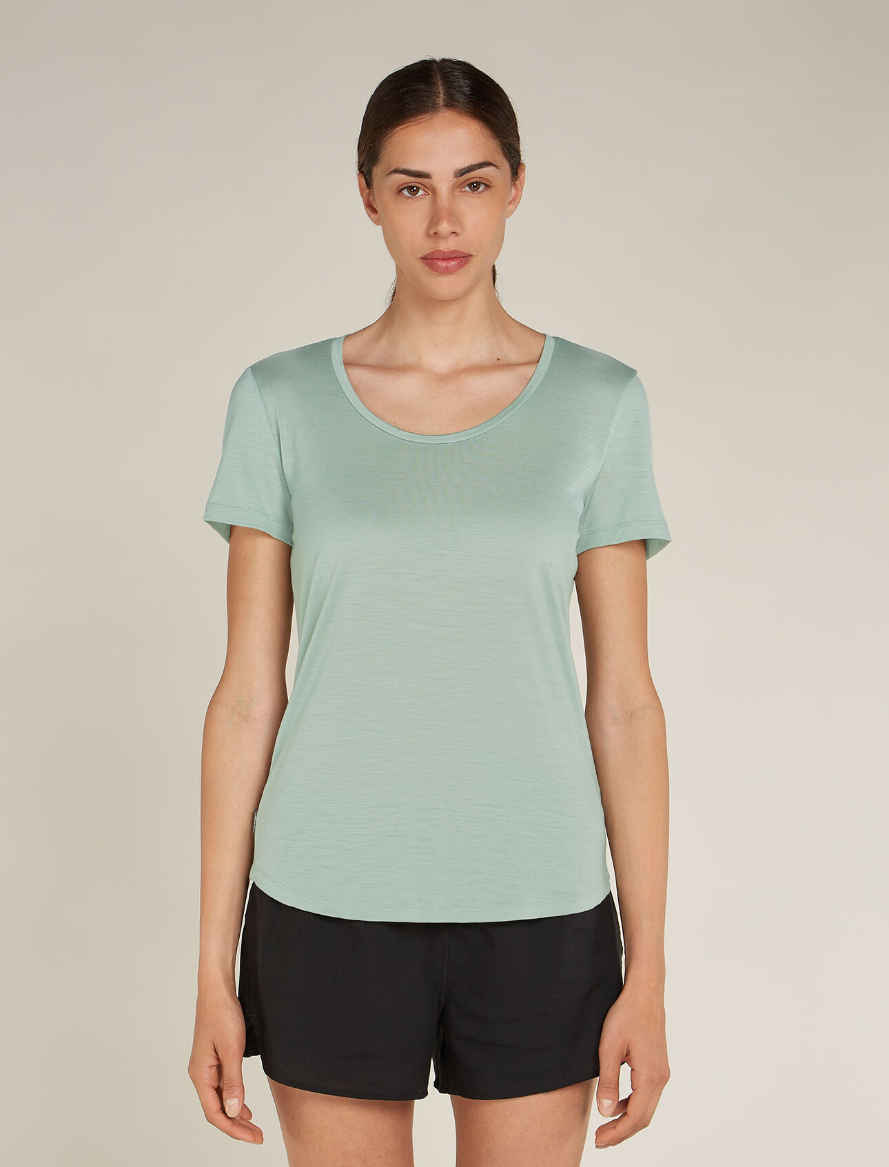 Womens Merino Blend 125 Cool-Lite™ Sphere Short Sleeve Scoop T-Shirt Soft, comfortable and versatile for a wide variety of active pursuits, the Merino 125 Cool-Lite™ Sphere III Long Sleeve Tee features our lightweight Cool-Lite™ merino jersey with a flattering scooped neckline.