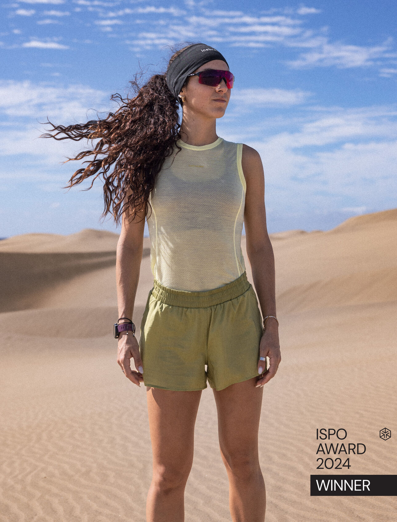 Womens Merino Blend 75 Cool-Lite™ Featherlight™ Tank  Slim Fit  – Tailored performance fit, shorter in length. Size up for regular fit.       Featuring an ultra-lightweight eyelet mesh of breathable TENCEL™ Lyocell and merino wool blend that dries quickly and helps to keep you cool, the Merino Blend 75 Cool-Lite™ Featherlight™ Tank offers versatile, all-season performance with its shorter hem and performance cut.