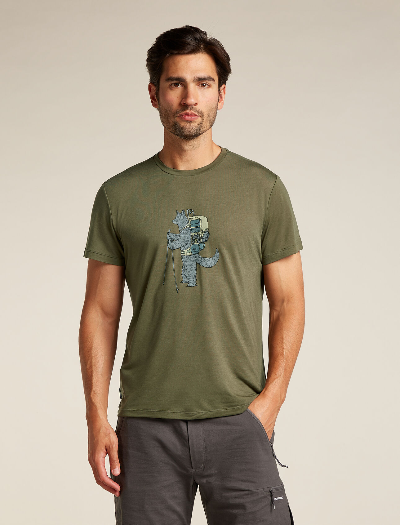 T-shirt manches courtes mélange mérinos Core Tech Head Homme Haut simple à la coupe classique composé d’un mélange de Lyocell TENCEL™ durable et de fibres de laine mérinos, le t-shirt manches courtes mérinos Core Tech Head procure une respirabilité, une résistance aux odeurs et un confort optimaux pour vos aventures quotidiennes. L’illustration originale montre avec humour un chien de berger néo-zélandais muni de tout l’équipement nécessaire pour partir sur les sentiers. 