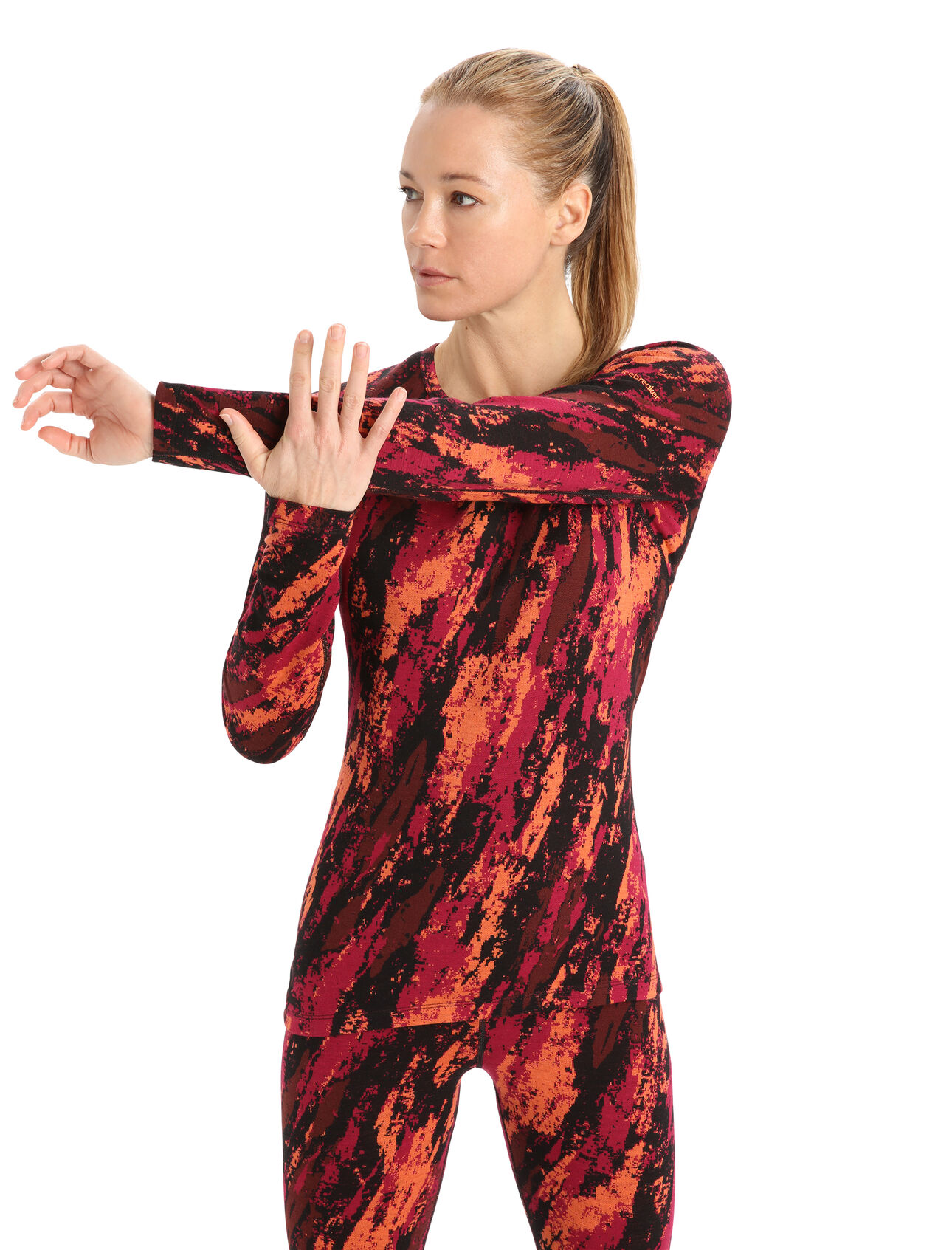 para mujer Camiseta de manga larga y cuello redondo Merino 250 Vertex Sedimentary La 250 Vertex Long Sleeve Crewe Alpine Geo es una camiseta de manga larga de lana merino increíblemente cálida con un estampado de jacquard único. Sirve como capa base y se puede combinar fácilmente con otras prendas durante el invierno: ideal para esquiar, caminar con raquetas y otras actividades en días fríos. El estampado gráfico integral se inspira en las capas geológicas de las montañas del mundo.  