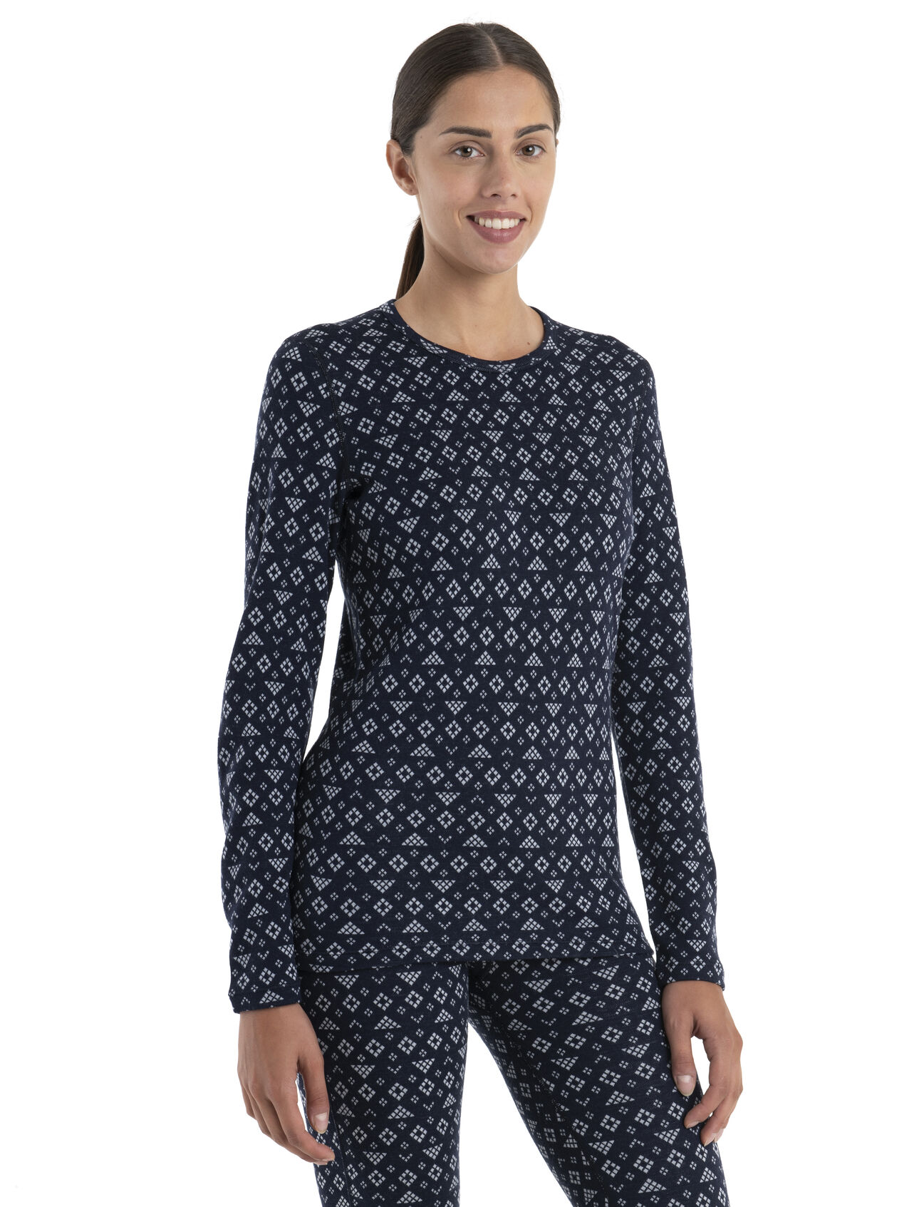 Haut isotherme à manches longues 260 Vertex First Snow en mérinos Femmes Couche de base incroyablement chaude et composée d’un jacquard unique en laine mérinos, le haut manches longues col rond 260 Vertex First Snow est un incontournable de l’hiver, idéal pour la superposition lors de vos activités extérieures, telles que le ski ou les randonnées en raquettes. Le motif unique sur tout le tissu s’inspire des caractéristiques et de la forme des flocons de neige.