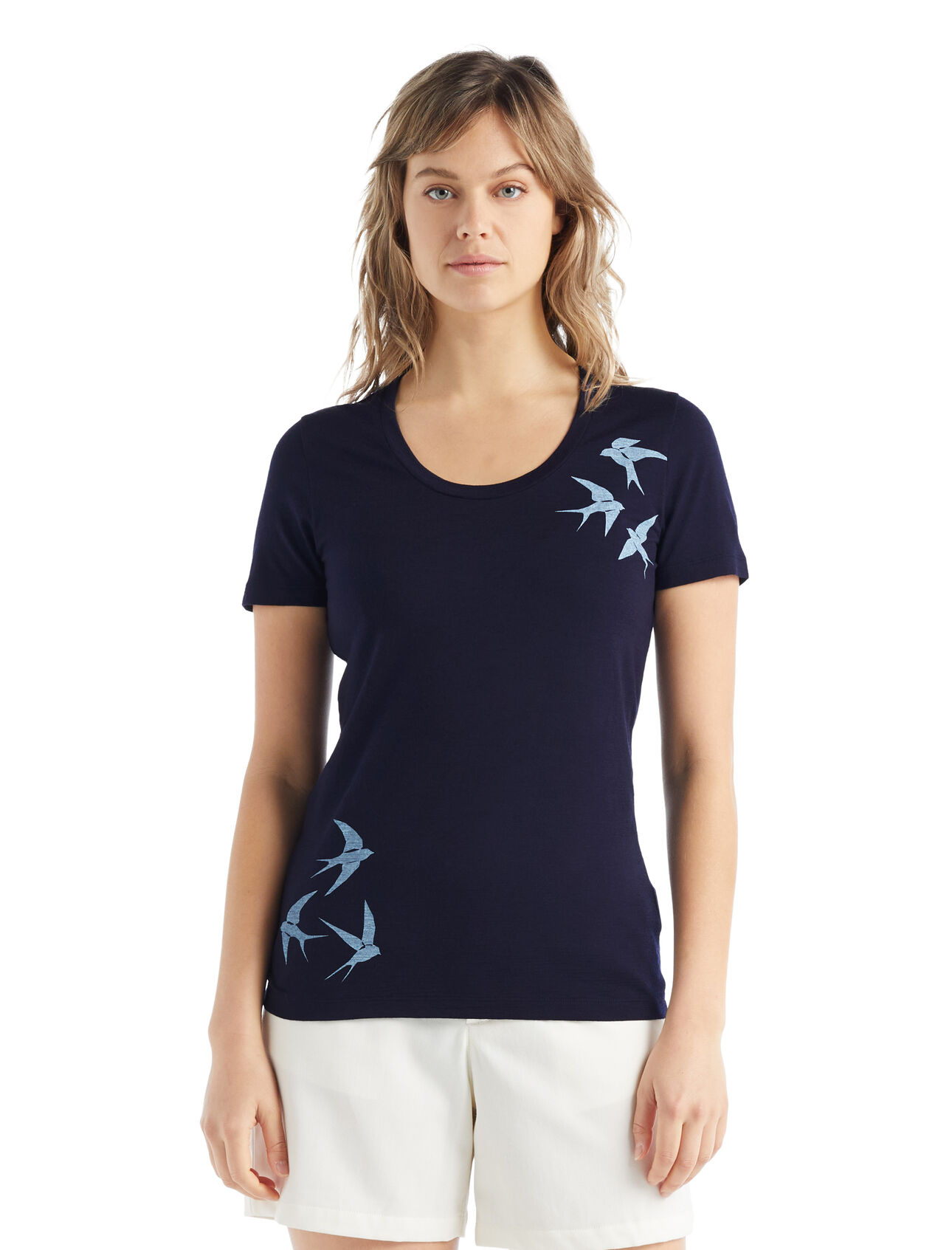 Merino Tech Lite II T-Shirt mit U-Ausschnitt Swarming Shapes Damen Unser vielseitiges technisches Merino T-Shirt, das dich bei jedem Abenteuer mit Komfort, Atmungsaktivität und Geruchsneutralität begleitet, das kurzärmlige Tech Lite II T-Shirt mit U-Ausschnitt Swarming Shapes überzeugt dank 100% Merinowolle durch natürliche Performance. Der originelle Print ist durch eine Murmuration – das natürliche Schwarmverhalten von Vögeln – inspiriert. 