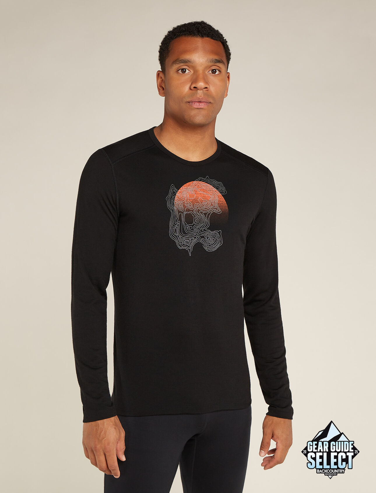 Merino 200 Oasis Thermo-Langarmshirt Ruapehu Round Herren Der Maßstab, an dem alle anderen gemessen werden, das Merino 200 Oasis Langarmshirt Ruapehu Round besteht aus unserem äußerst vielseitigen Merinowolljersey und dient das ganze Jahr über bei sämtlichen Aktivitäten als funktioneller Layer. Das Originalmotiv des T-Shirts ist von einem beliebten neuseeländischen Wanderweg inspiriert, der das vulkanische Wunder des Mt. Ruapehu zeigt. 