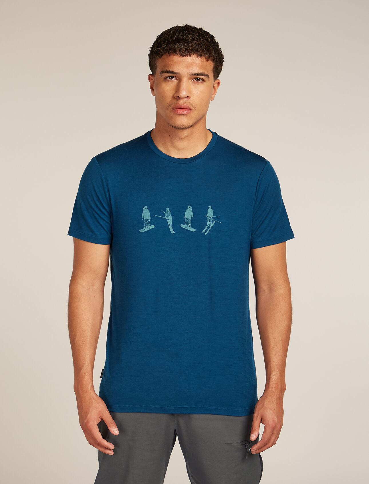 Merino 150 Tech Lite Kurzarm-T-Shirt Snow Day Herren Das Merino 150 Tech Lite Short Sleeve Tee Snow Day, unser vielseitigstes Tech-T-Shirt aus 100 % Merinowolle für natürliche Performance, bietet Komfort, Atmungsaktivität und Geruchsbeständigkeit für Abenteuer zu allen Jahreszeiten. Das Originalmotiv zeigt Skifahrer und Snowboarder bei der Pistenabfahrt. 